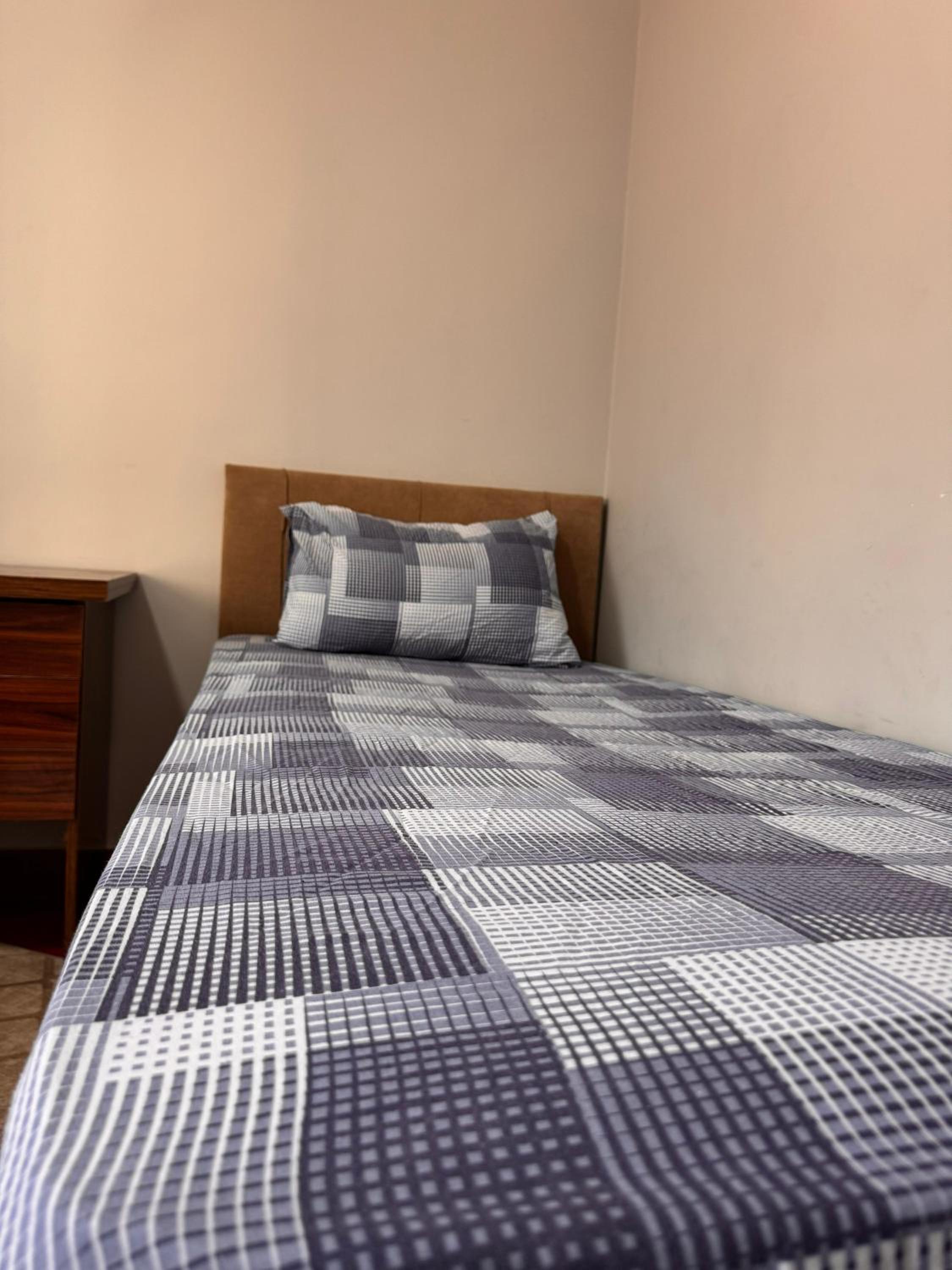 Economy Triple Room with Shared Bathroom photo 3