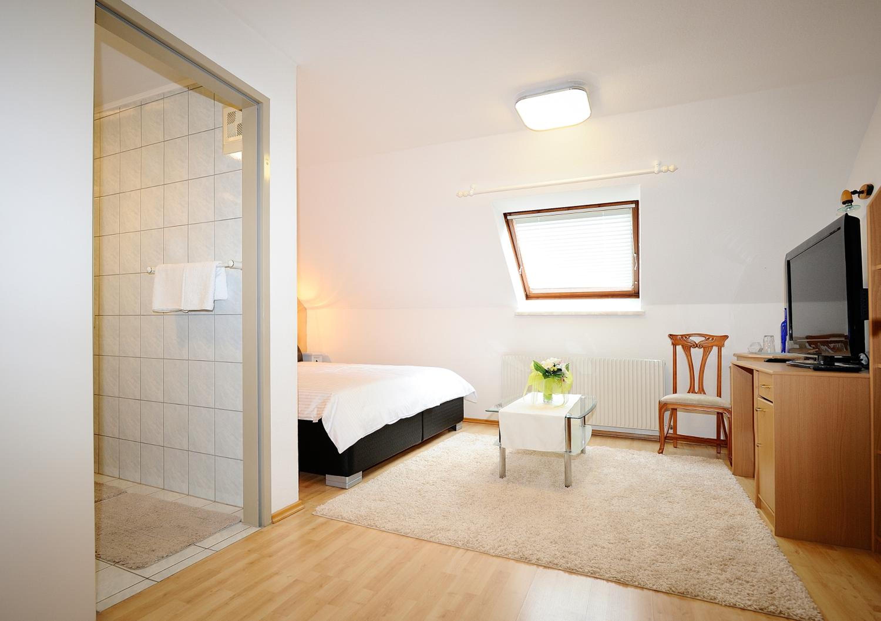 Budget Double Room photo 3
