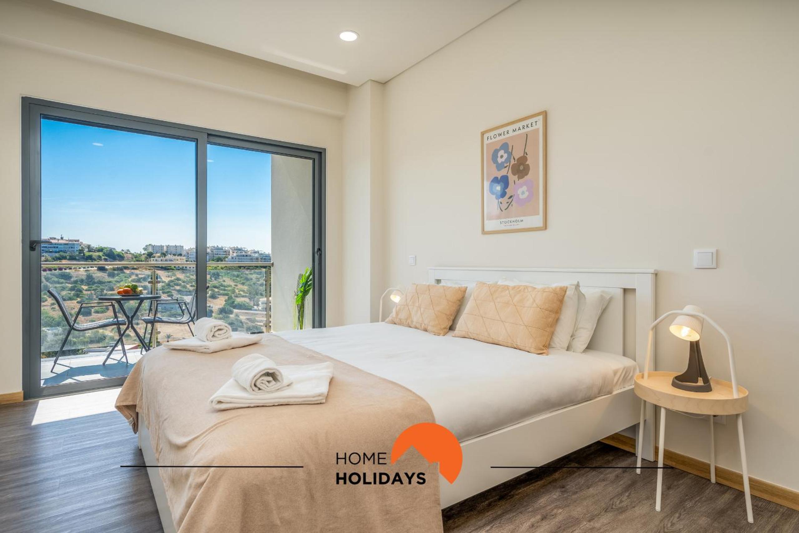 One-Bedroom Apartment with Sea View and Balcony photo 1