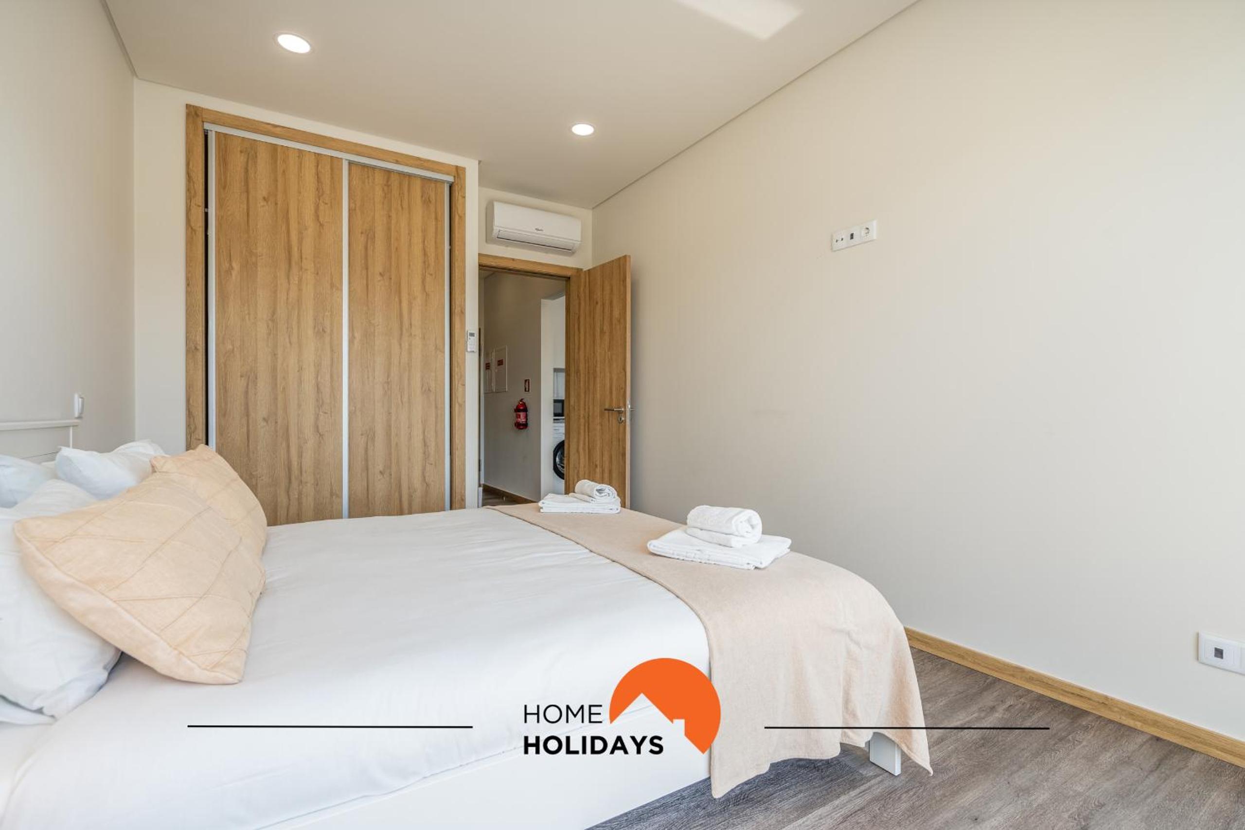 One-Bedroom Apartment with Sea View and Balcony photo 3