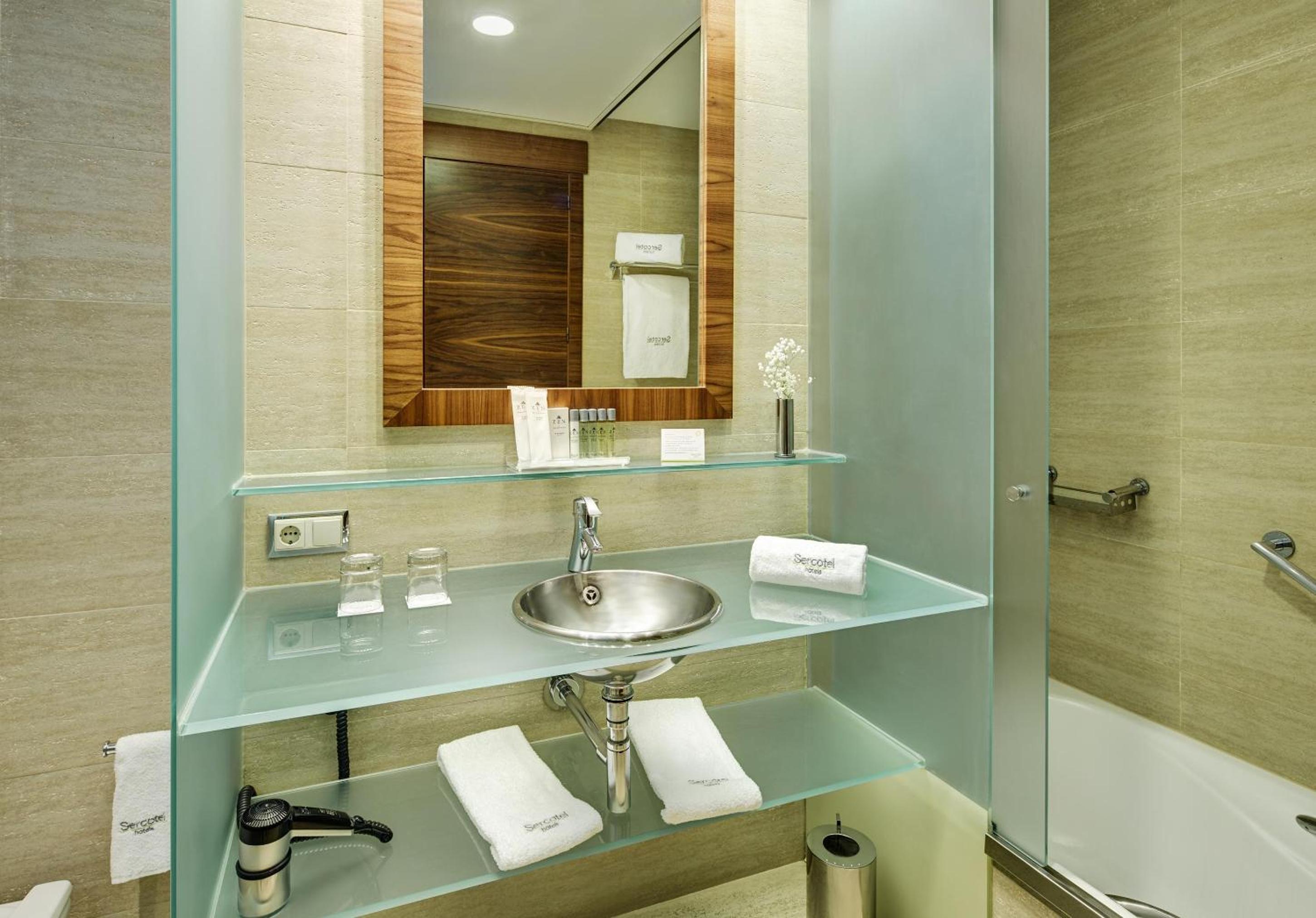 Double or Twin Room thumbnail 5