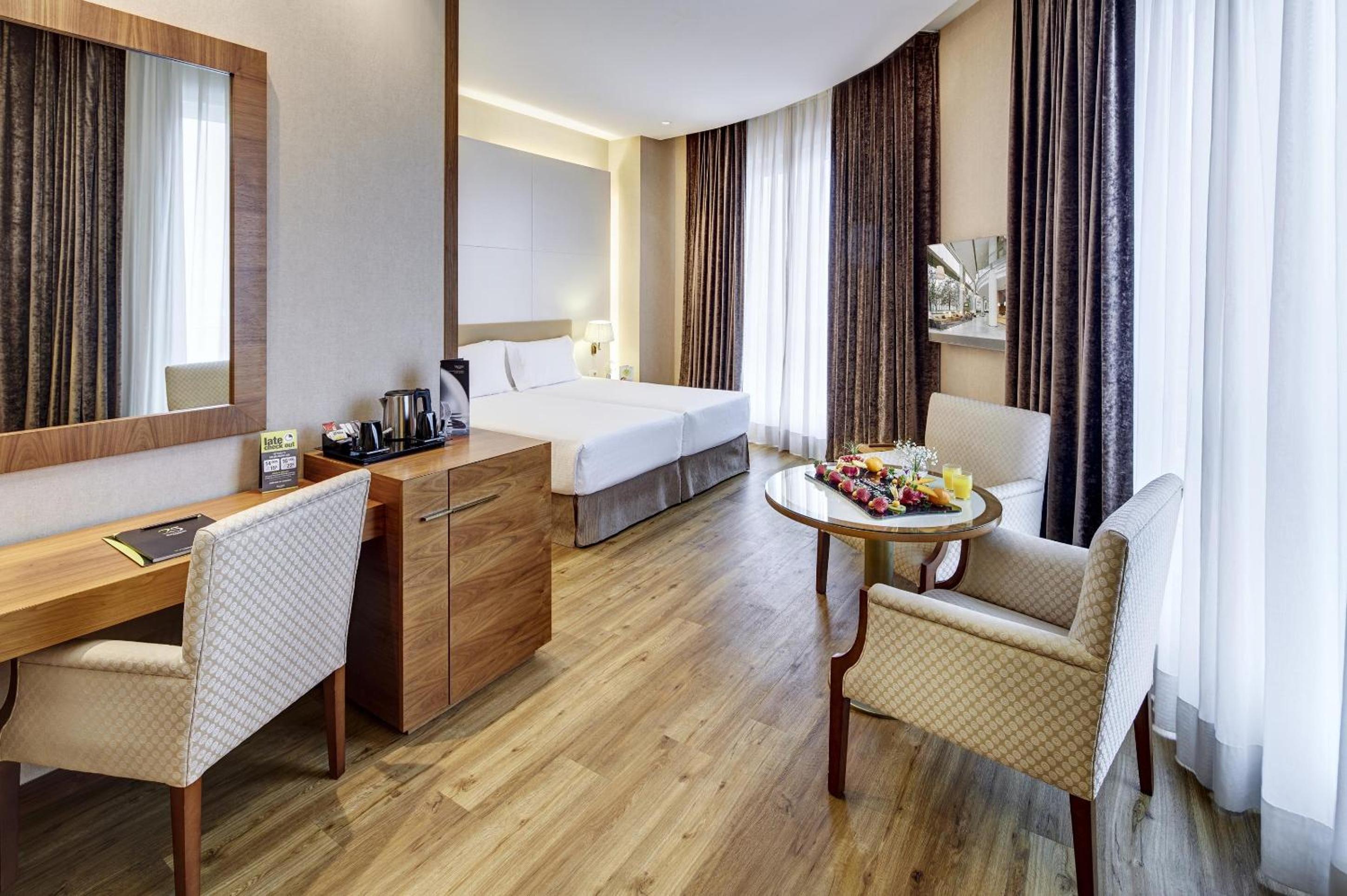 Superior Double Room thumbnail 6