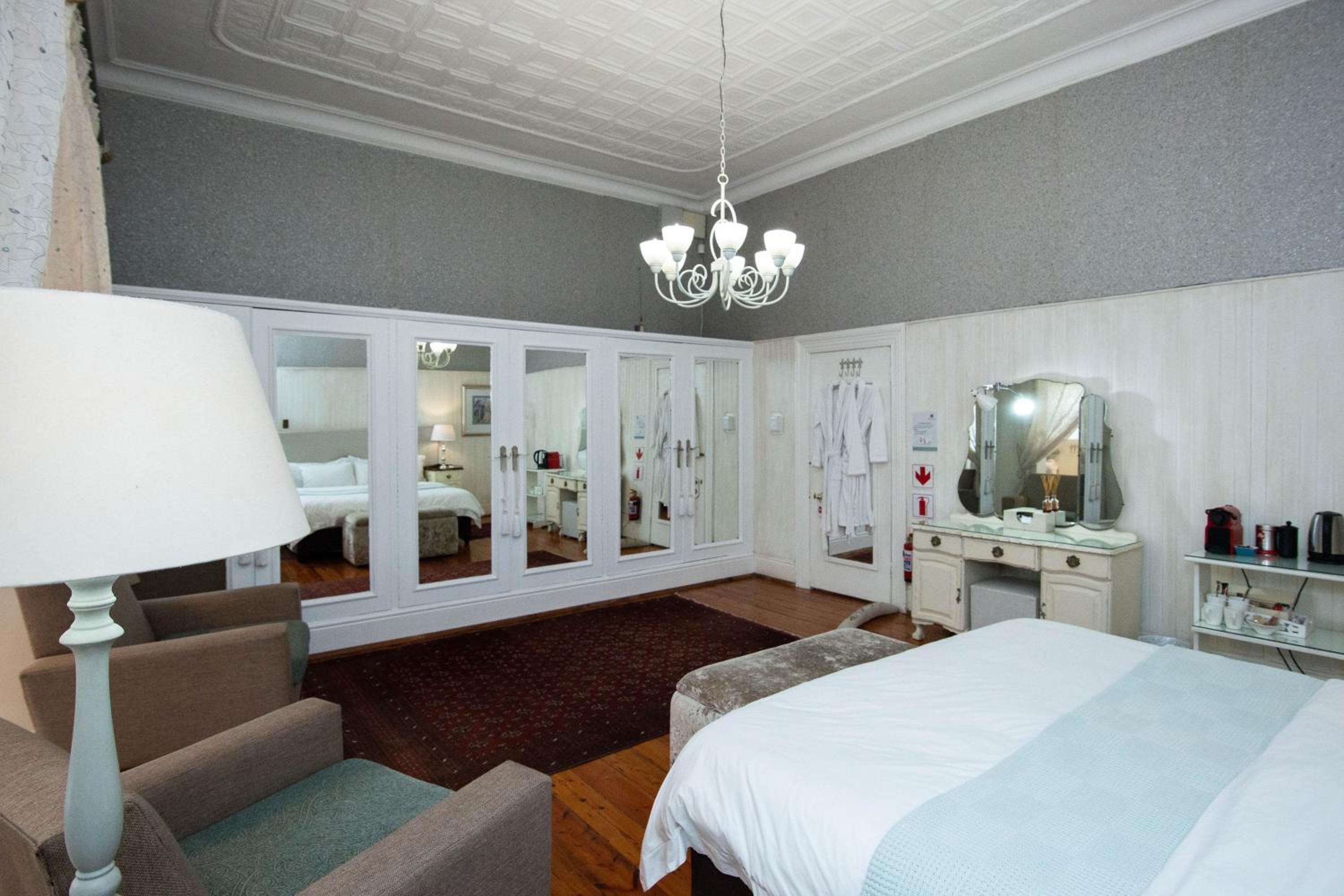 Deluxe King Room photo 2