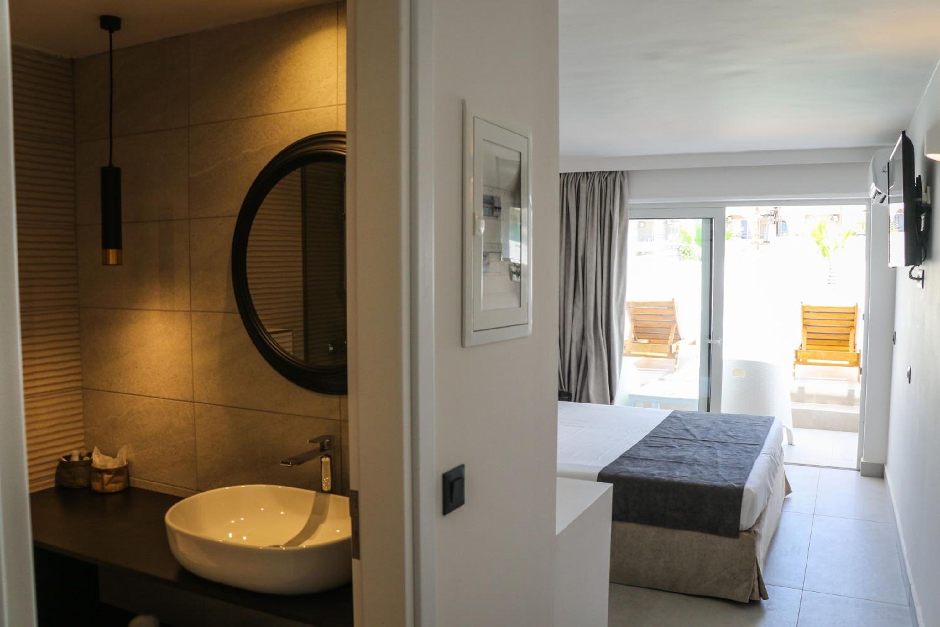 Junior Suite with Private Pool thumbnail 6