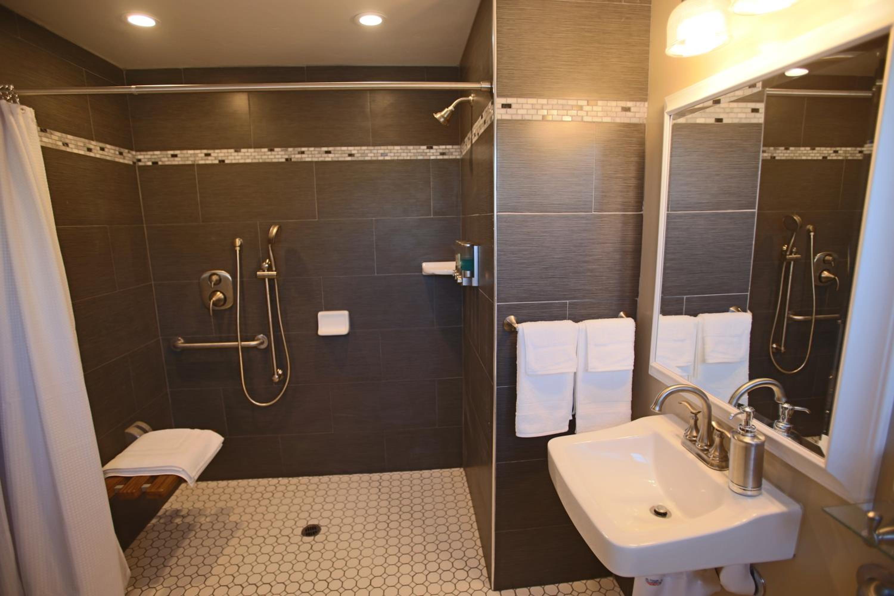Double Room with Two Double Beds - Disability Access photo 3