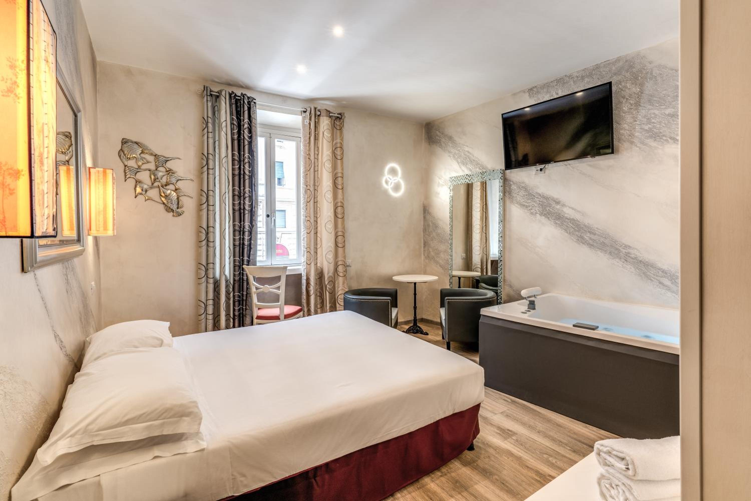 Deluxe Double Room thumbnail 5