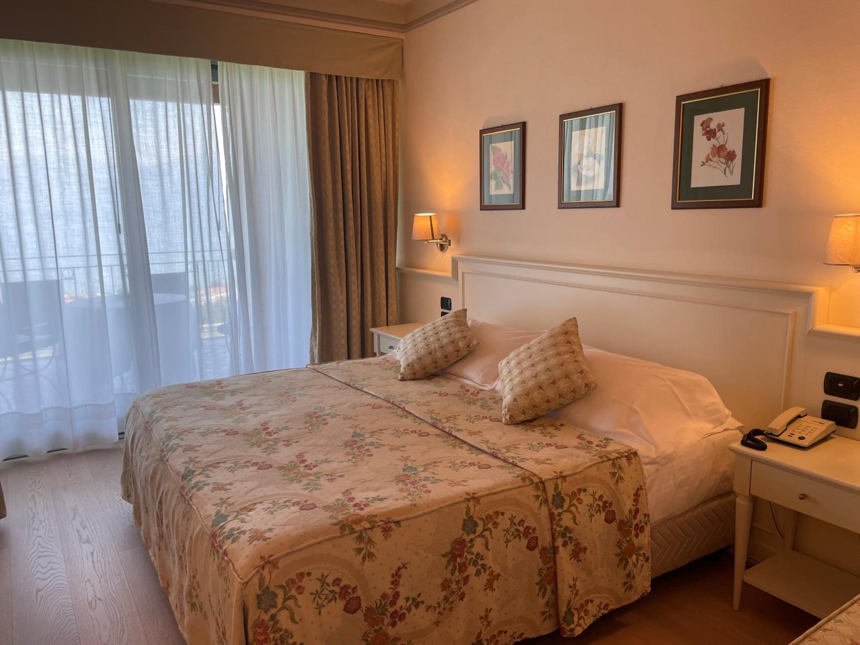 Double or Twin Room withTerrace and Lake View