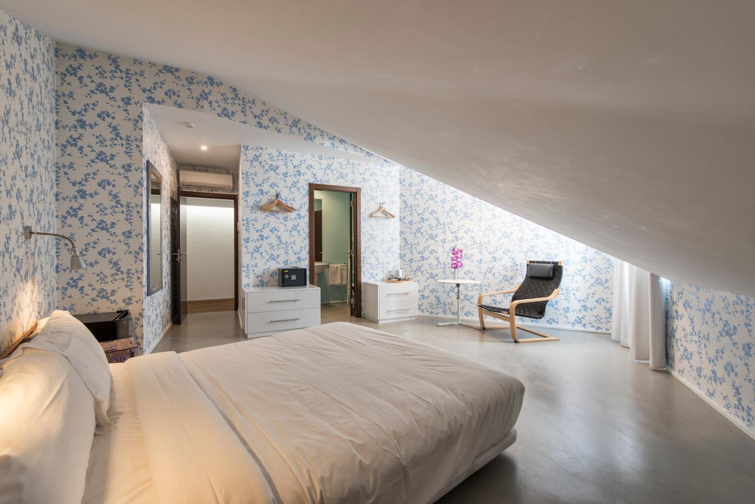 Standard Double or Twin Room - Photo 23