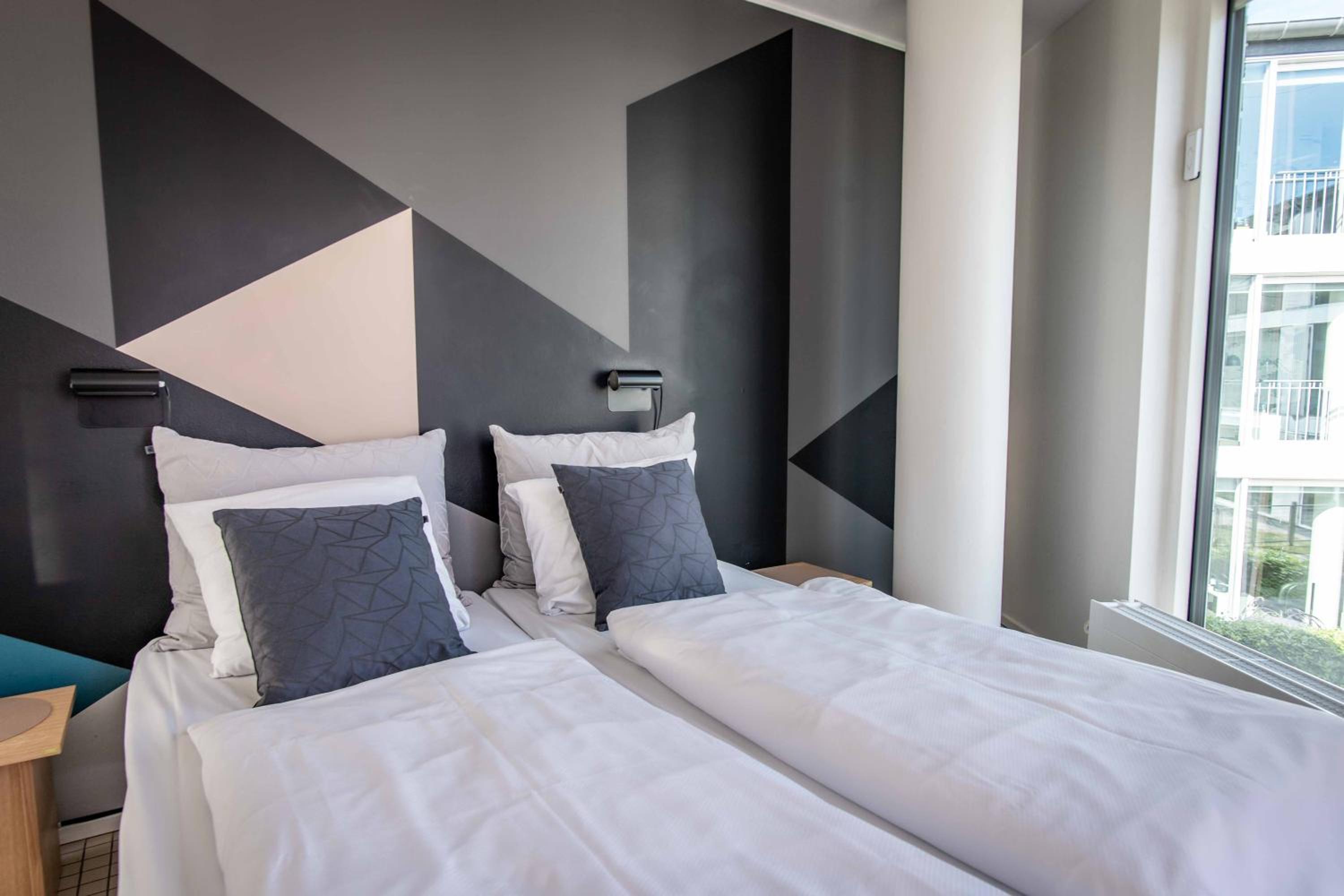 One-Bedroom Apartment with Partial Lake View