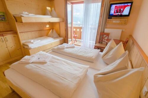 Superior Quadruple Room - Photo 3