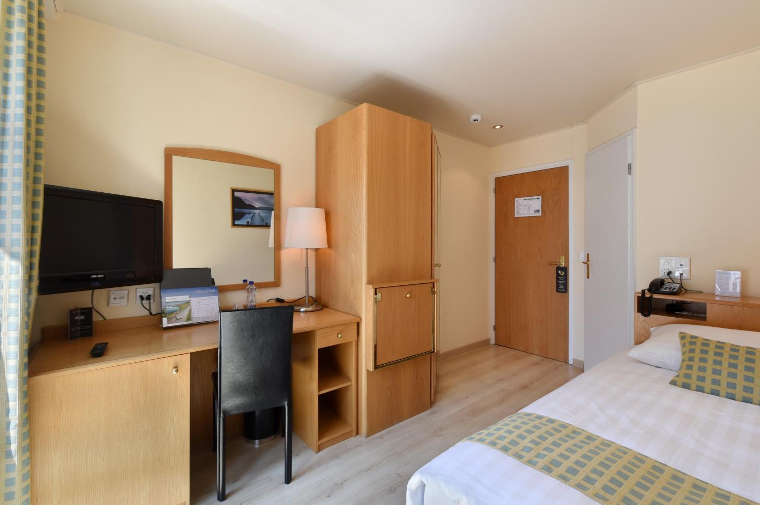 Cocoon Lake View Room photo 2