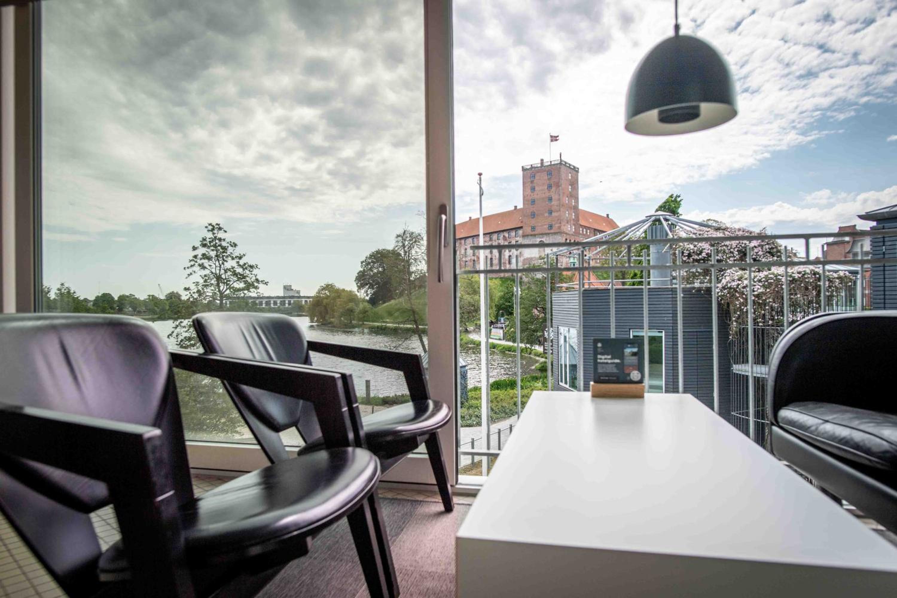 One-Bedroom Apartment with Partial Lake View thumbnail 5