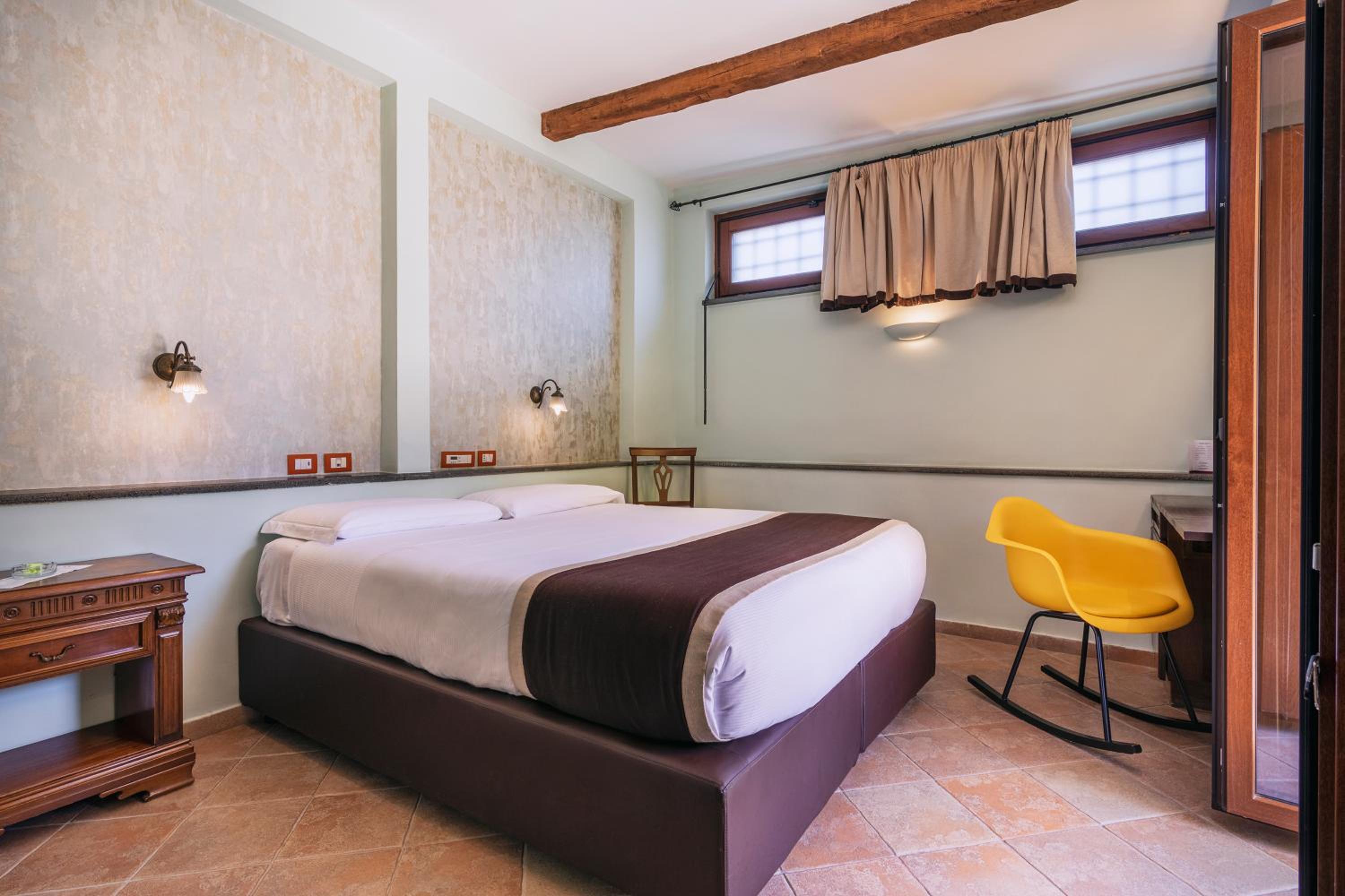 Deluxe Double Room with Terrace thumbnail 5