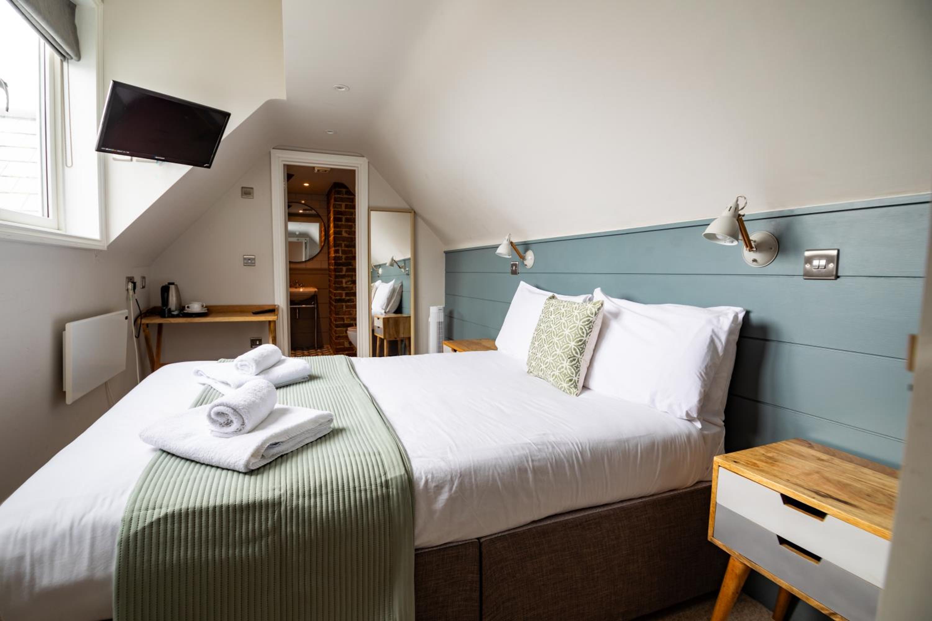 Deluxe Double Room with Bath photo 1