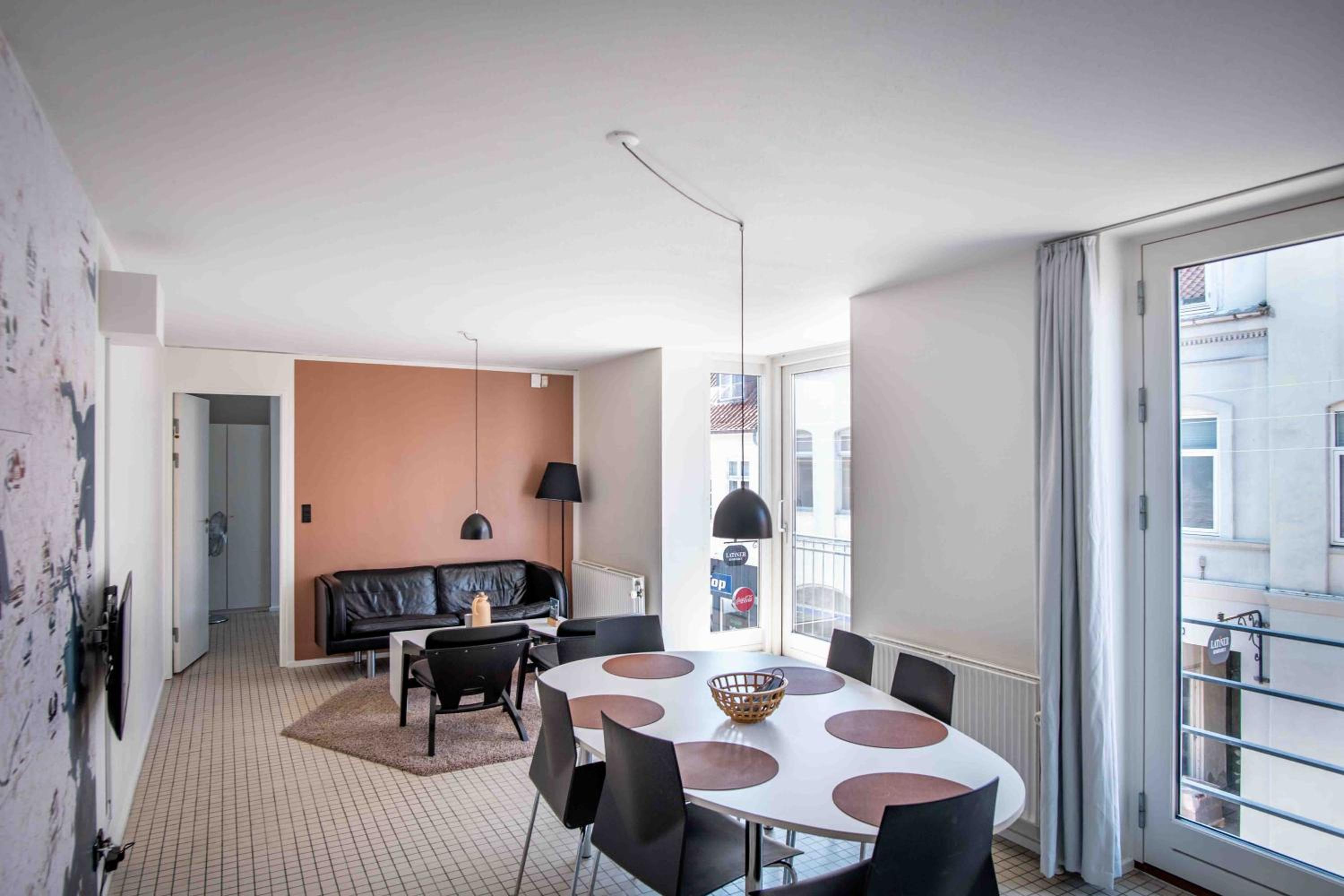Three-Bedroom Apartment with Street View thumbnail 5