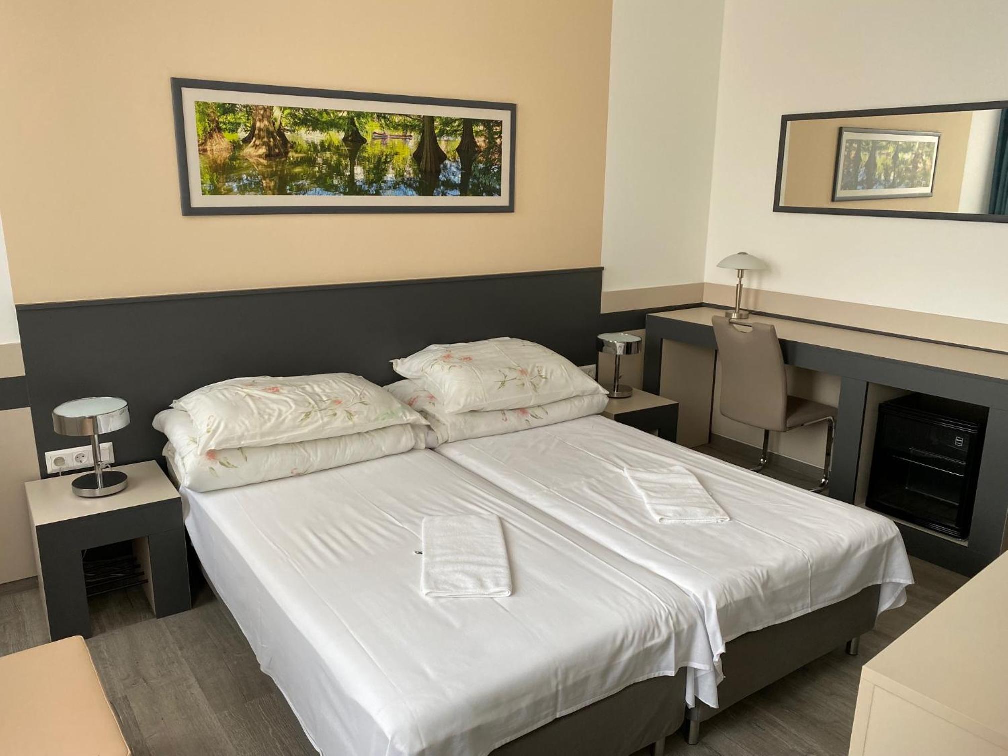 Double Or Twin Room With Private Bathroom photo 2