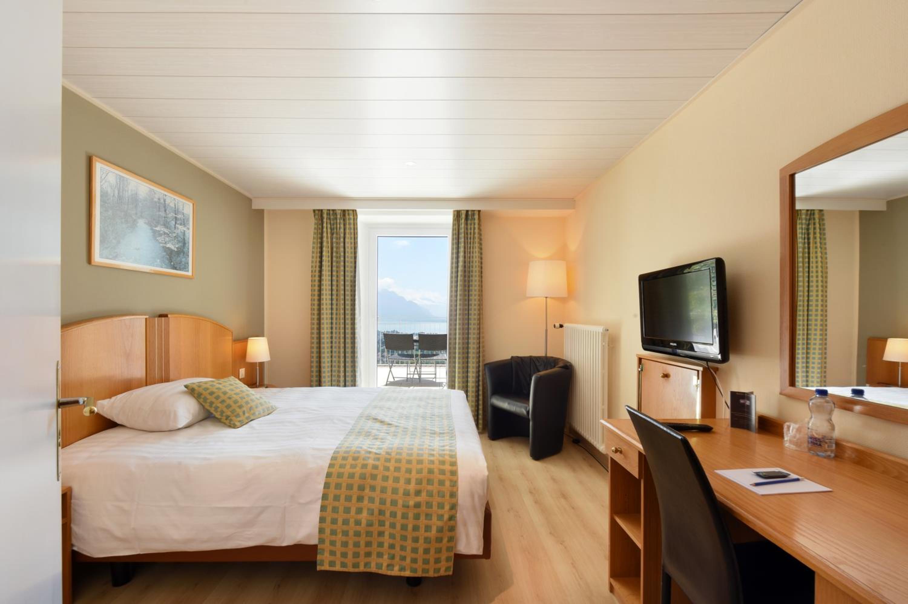 Serenity Lake View Room photo 1