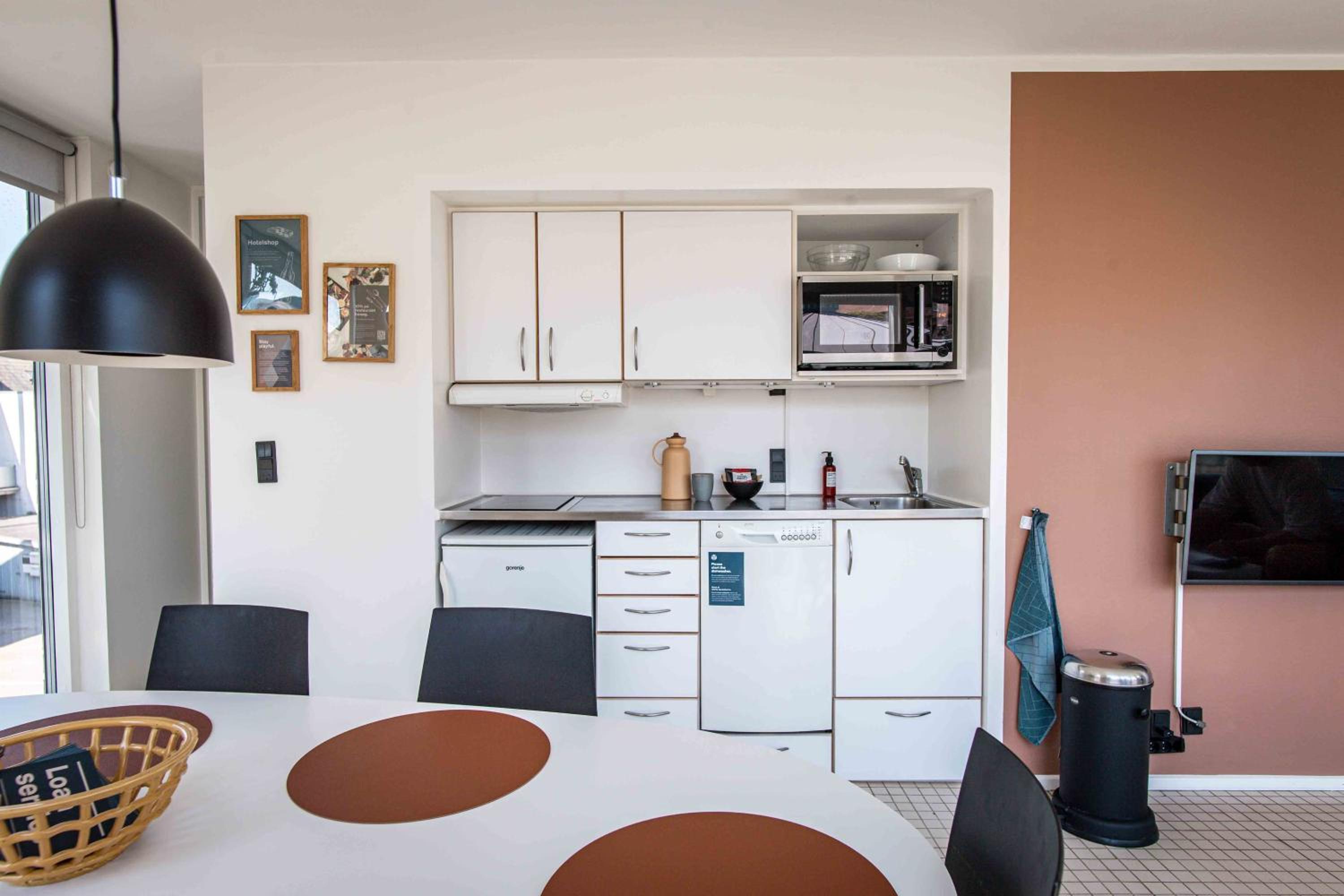Three-Bedroom Apartment with Courtyard View thumbnail 5