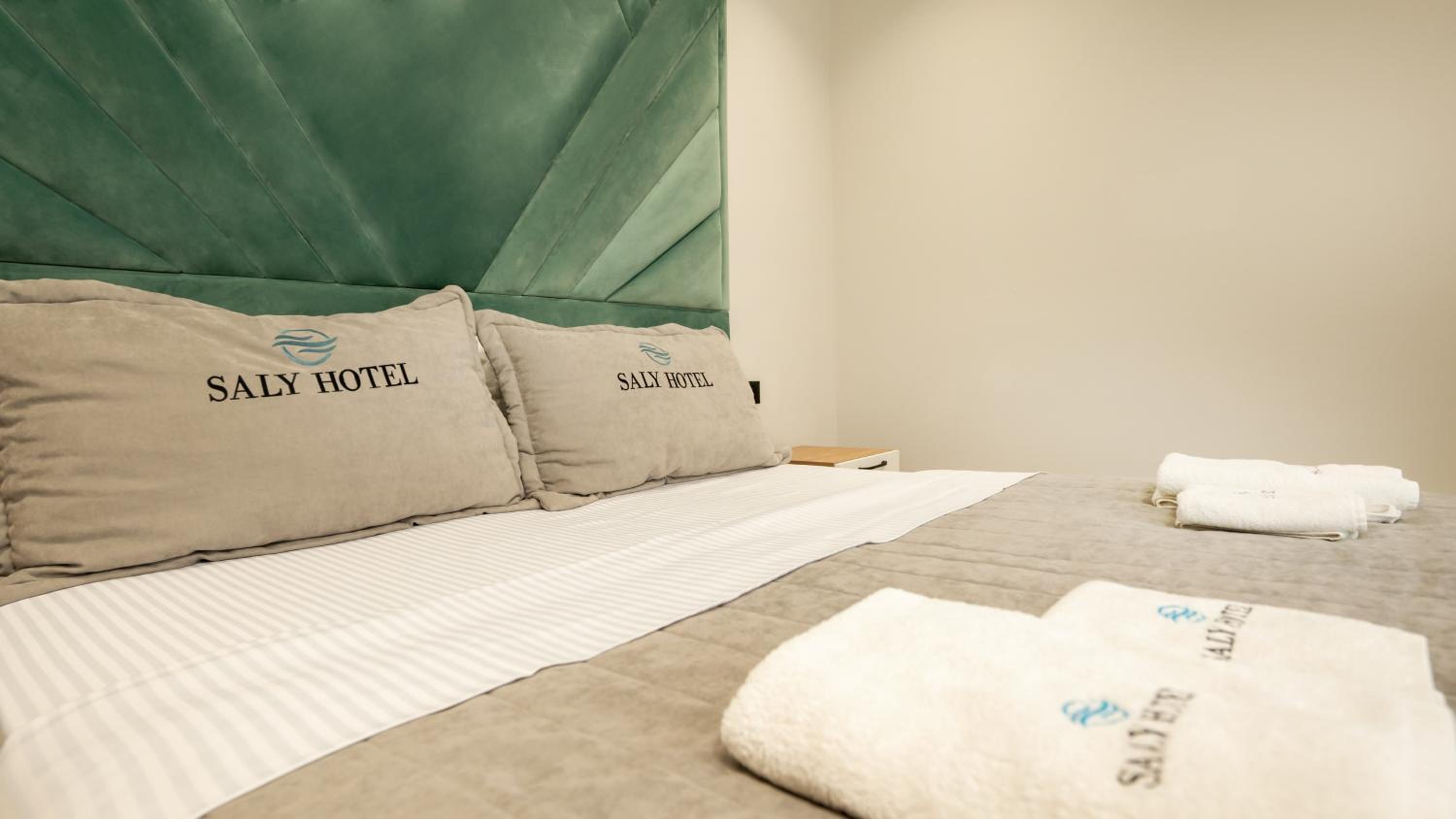 Deluxe Double Room with Side Sea View