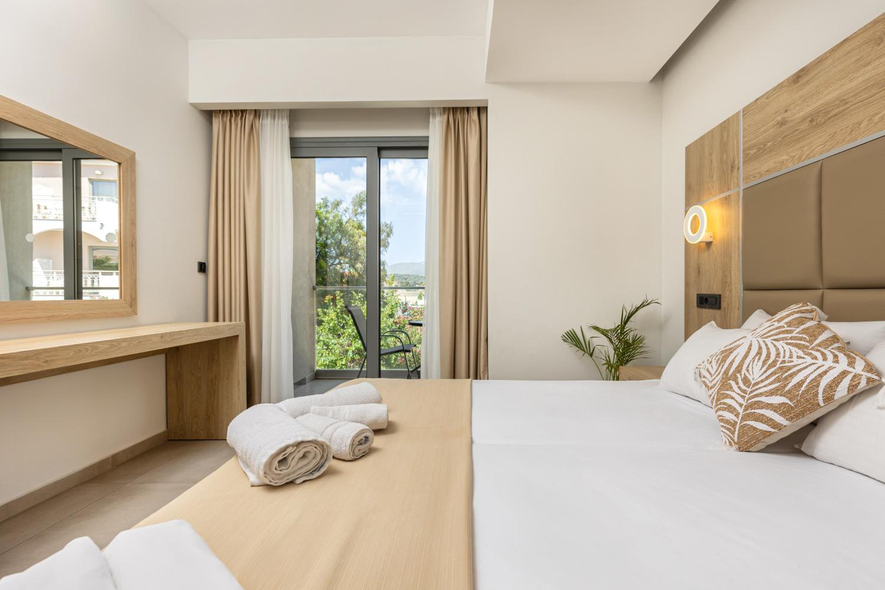 Deluxe Room with Balcony photo 3