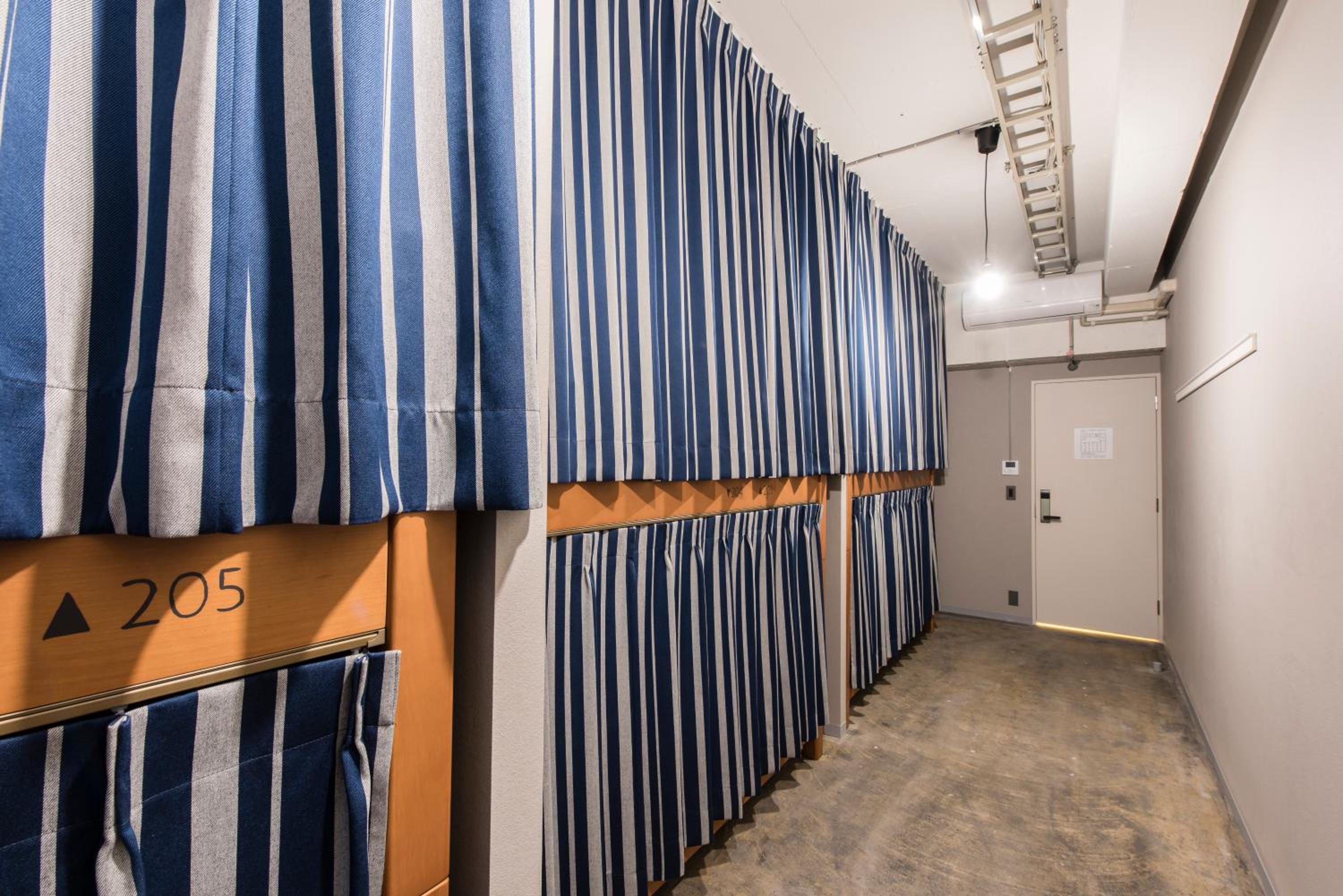 Bed in 6-Bed Male Dormitory Room photo 1