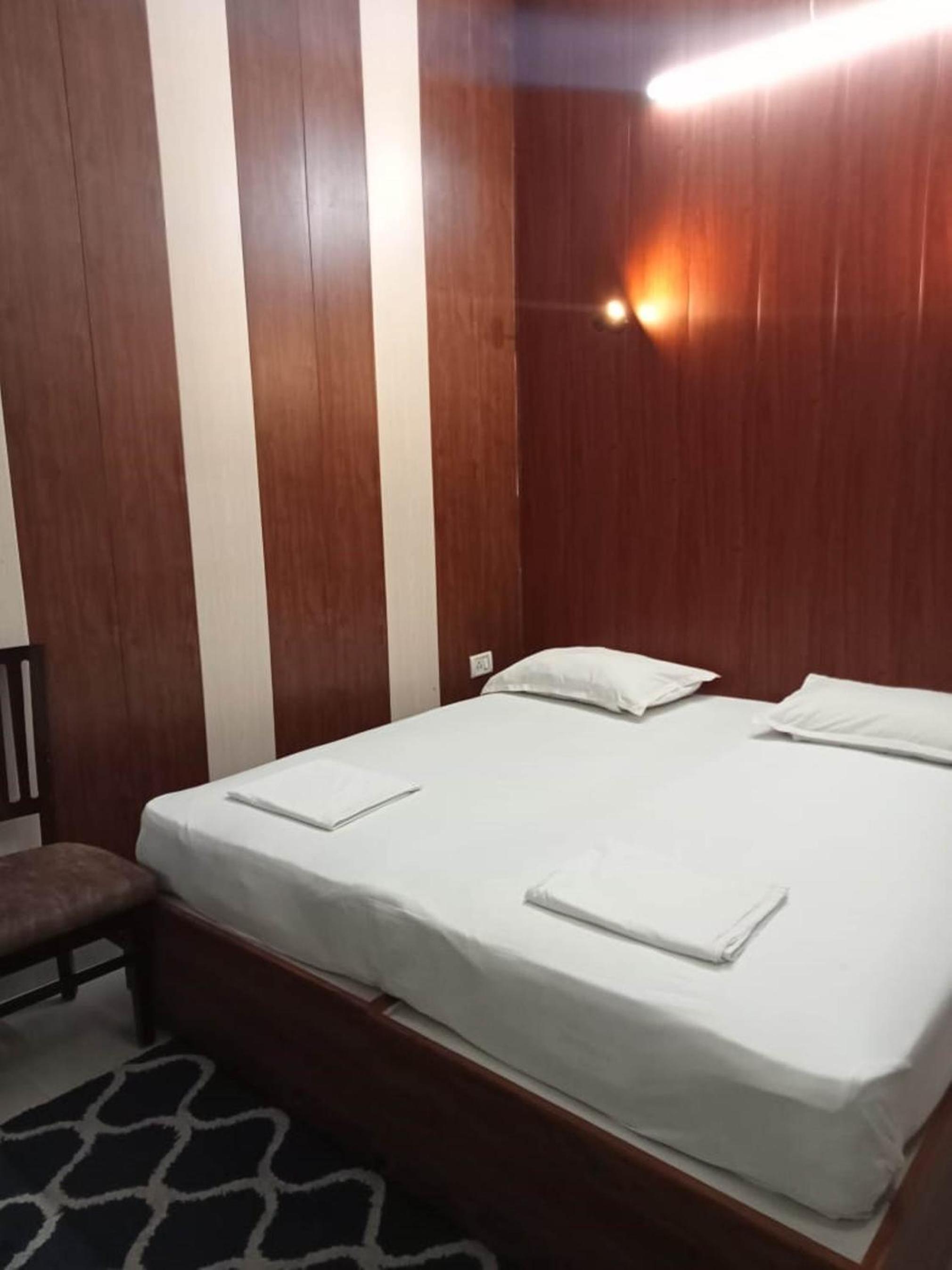 Standard Double Room with Shared Bathroom (Includes Ganga Aarti and Darshan assistance to Kashi Vishwanath Temple) photo 2