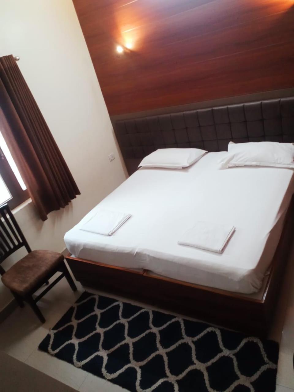 Standard Double Room with Shared Bathroom (Includes Ganga Aarti and Darshan assistance to Kashi Vishwanath Temple) photo 3