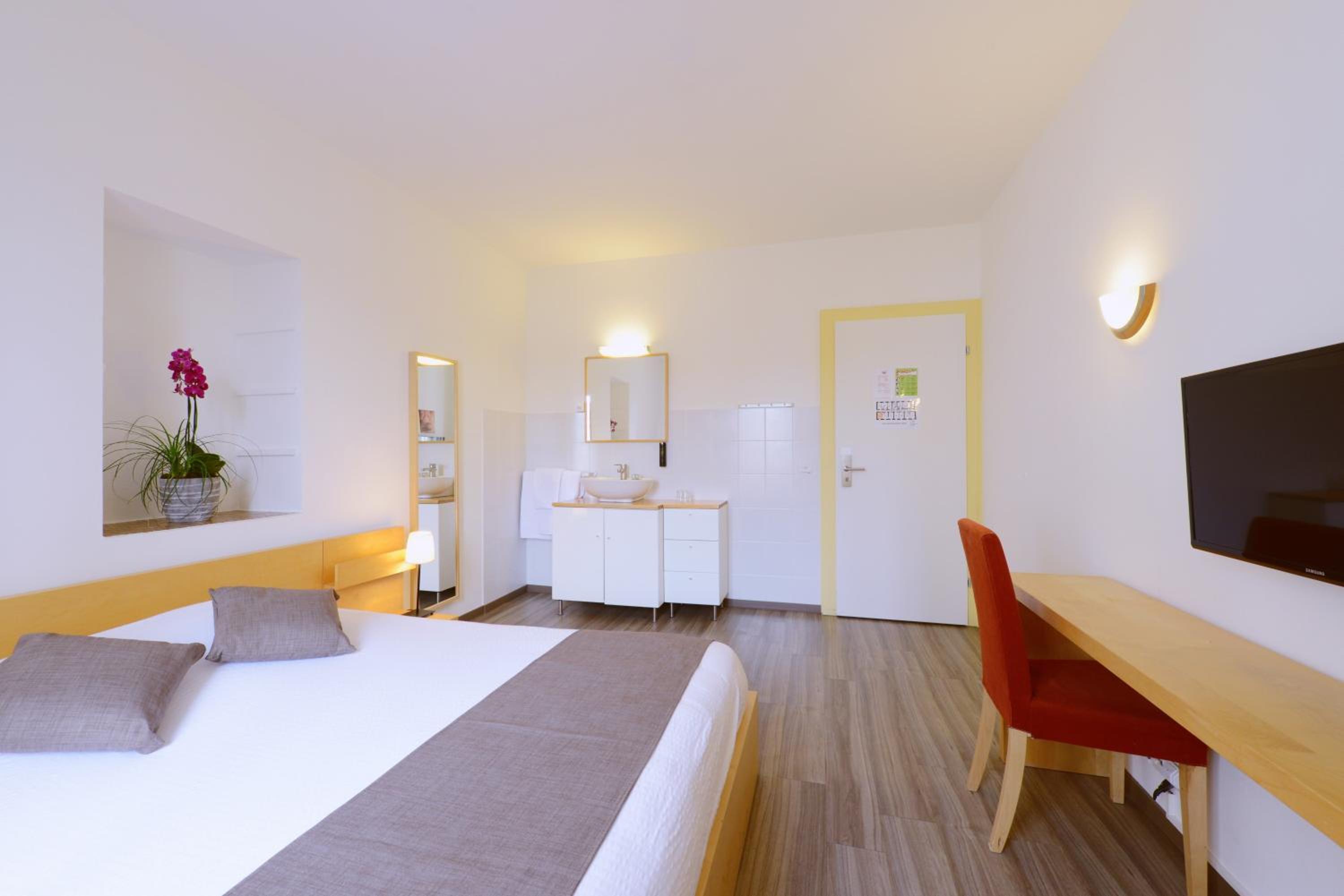 Studio With Shared Bathroom