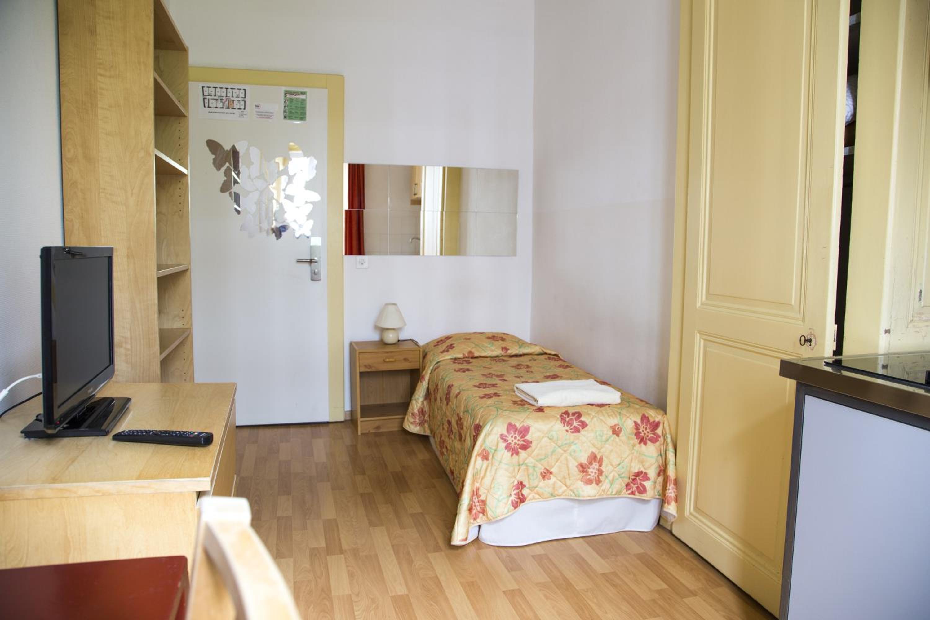 Studio With Shared Bathroom (1 Adult)