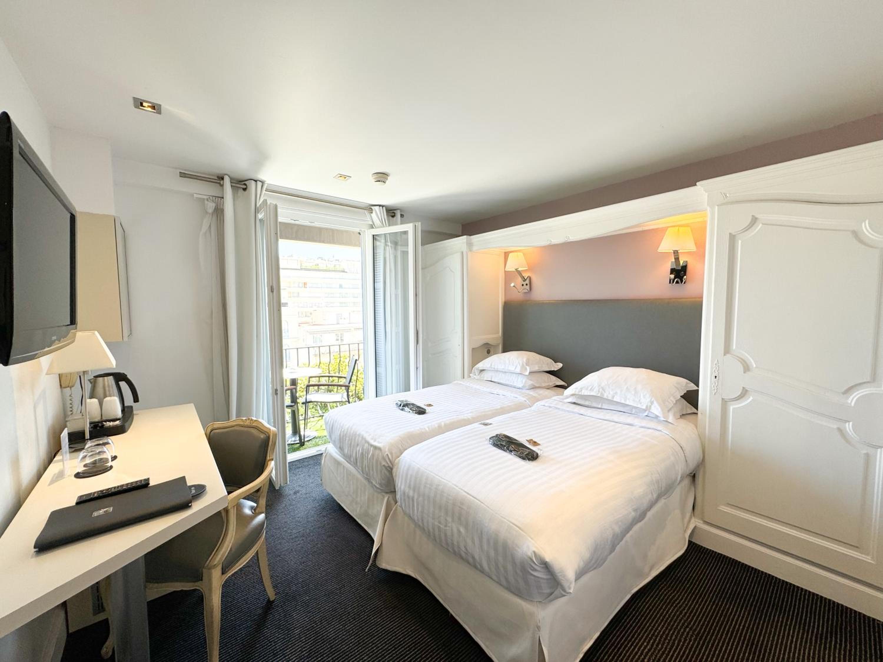 Double Room with Balcony with Garden View