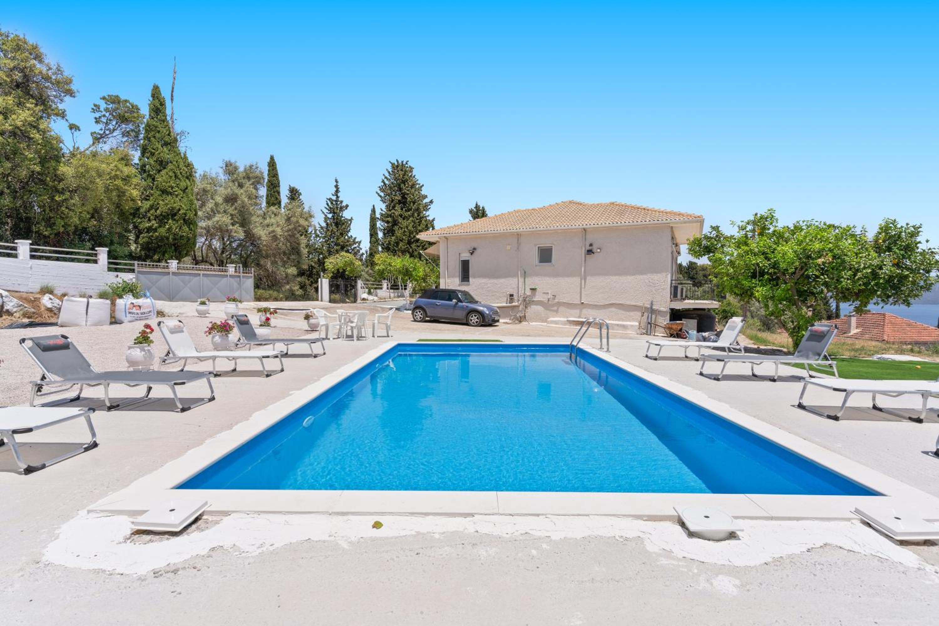 Four-Bedroom Apartment with Pool View photo 3