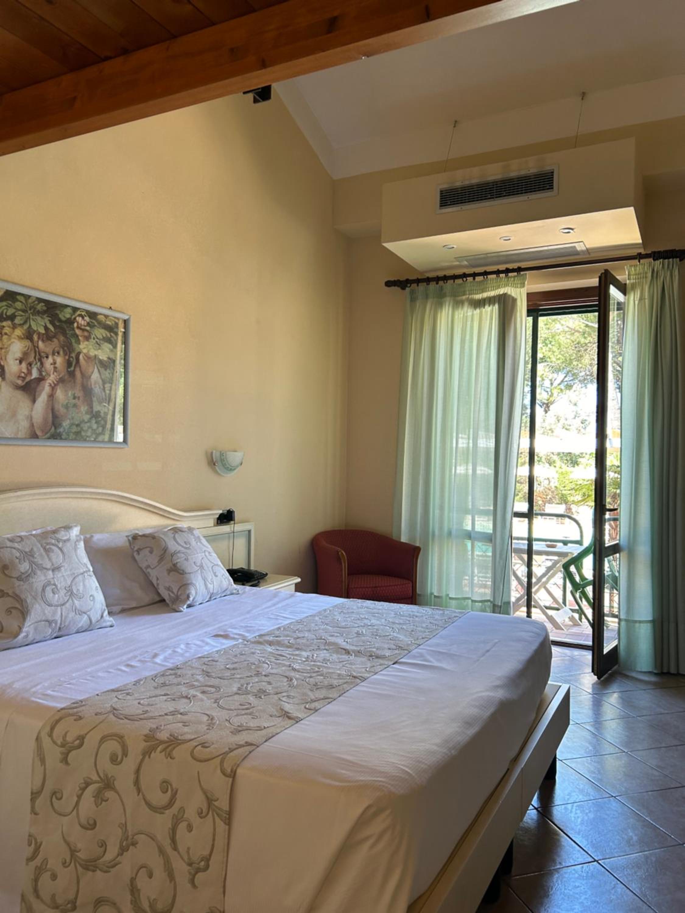 Superior Quadruple Room - Photo 4