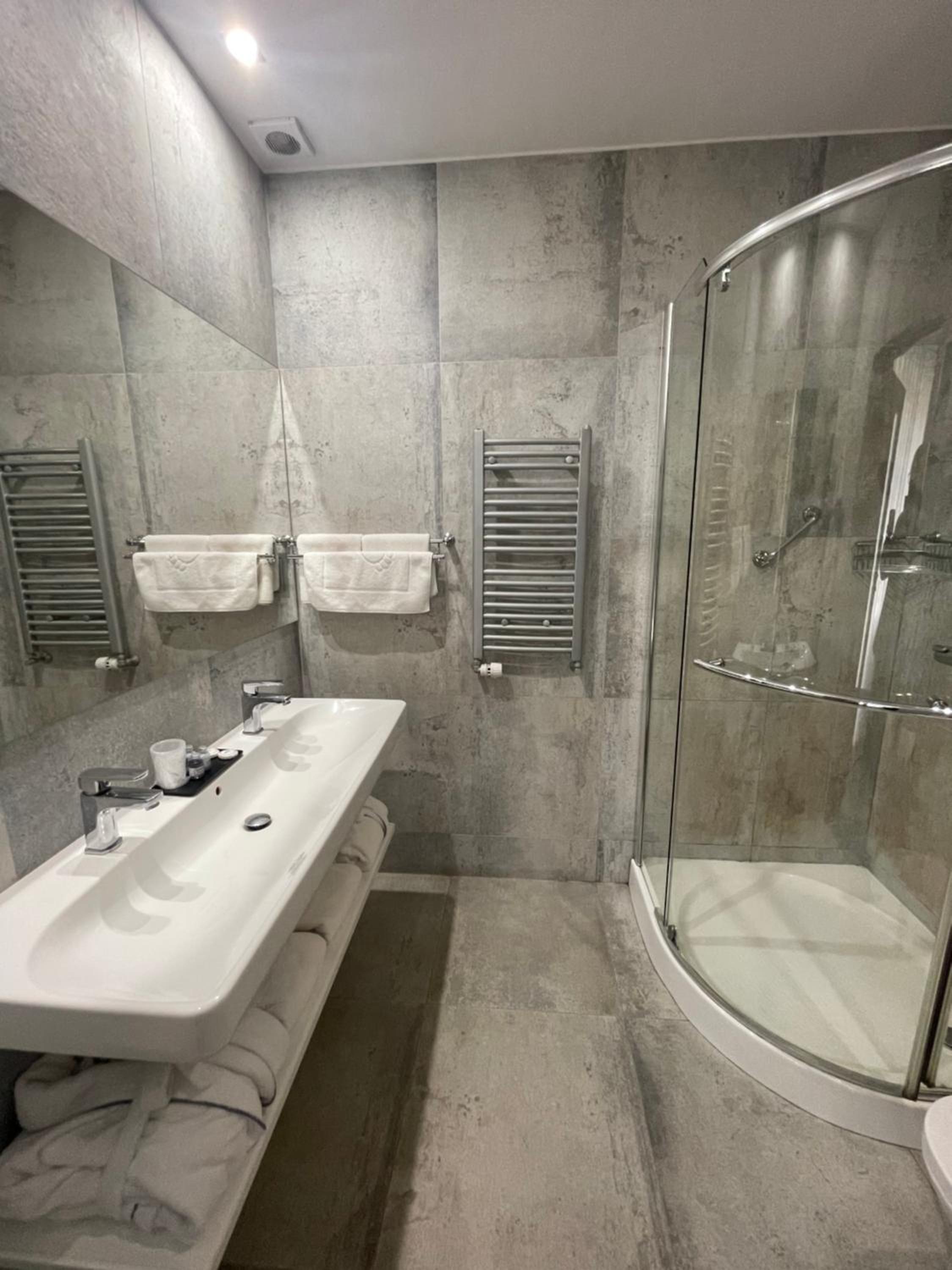 Deluxe Double Room - Photo 8
