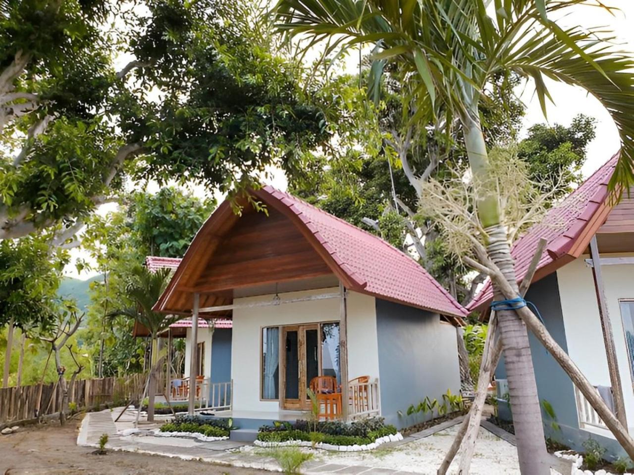 Bungalow with Garden View - Photo 6