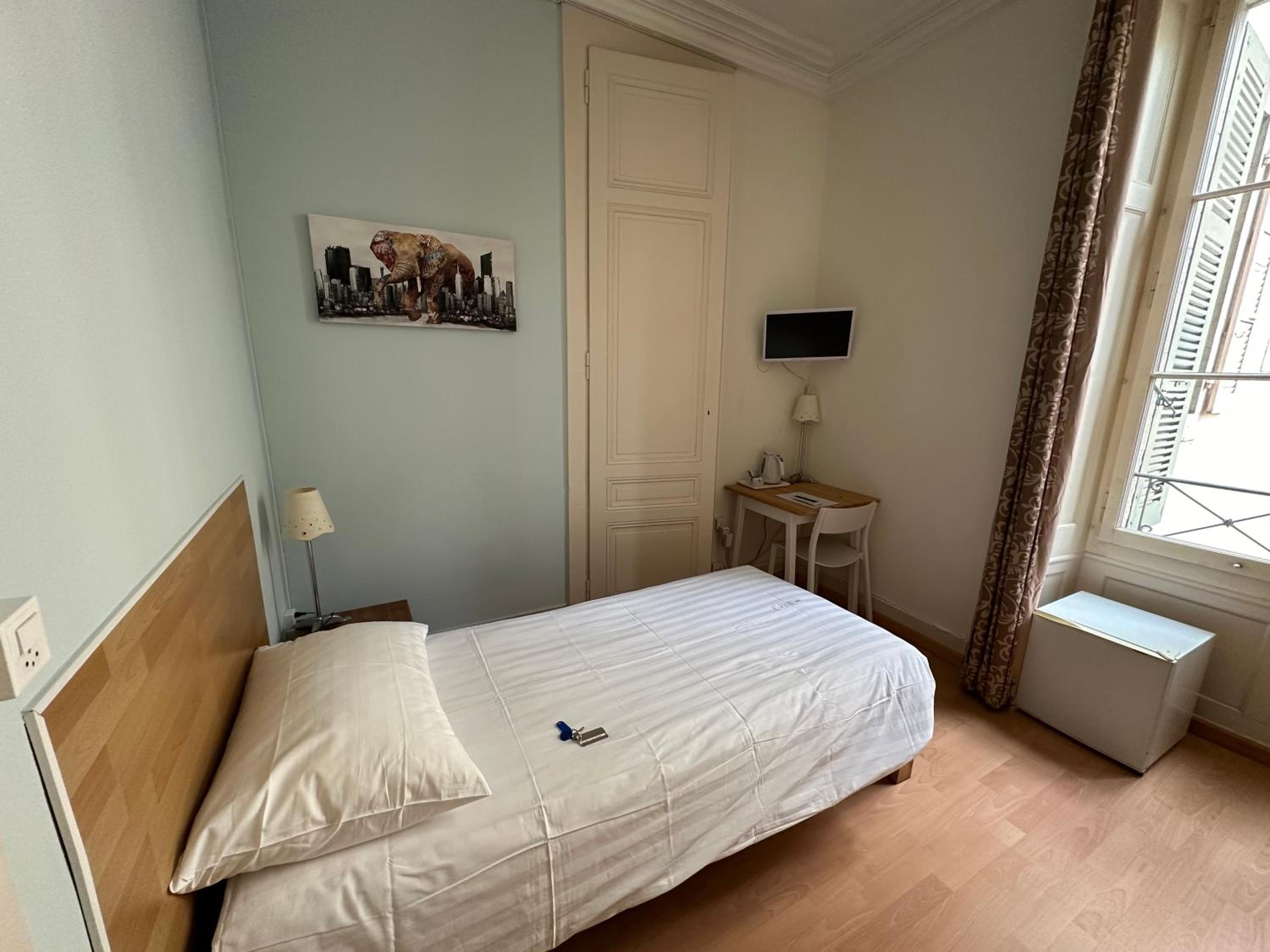 Single Room with Private External Bathroom thumbnail 5