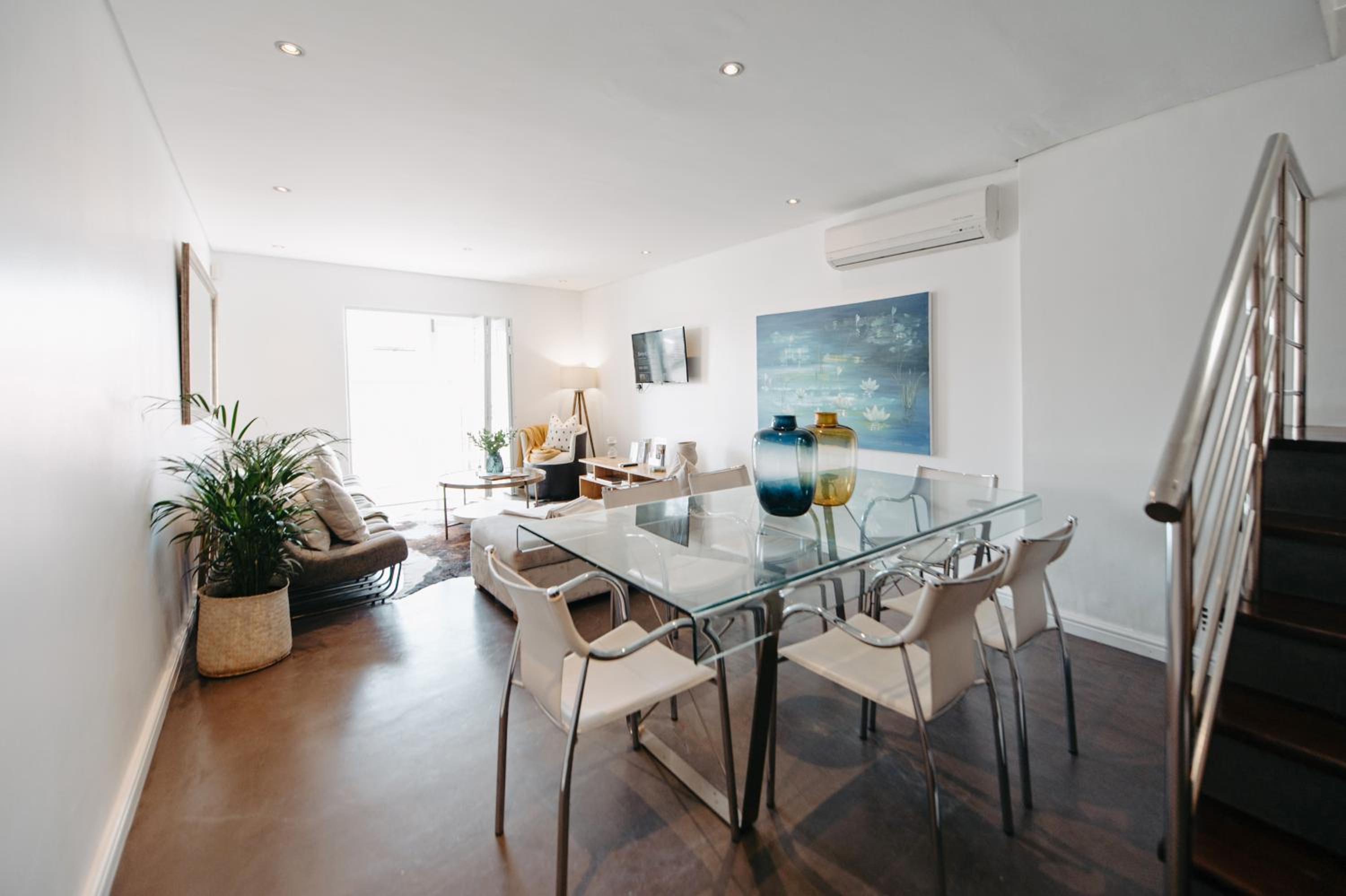 Two-Bedroom Apartment with Juliet balcony and city views (15 Loader Street) - Photo 2