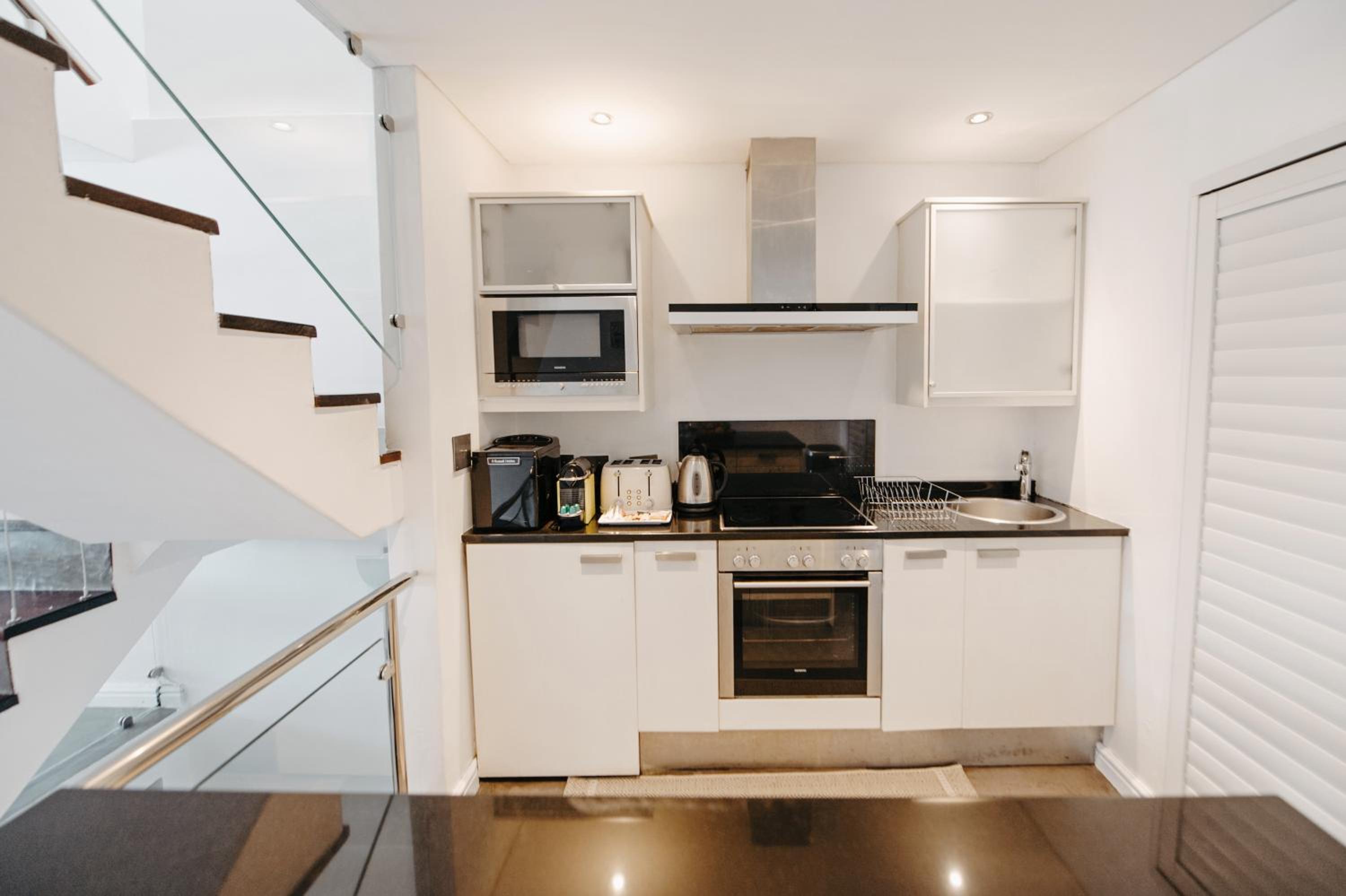 Two-Bedroom Apartment with Juliet balcony and city views (15 Loader Street) - Photo 13