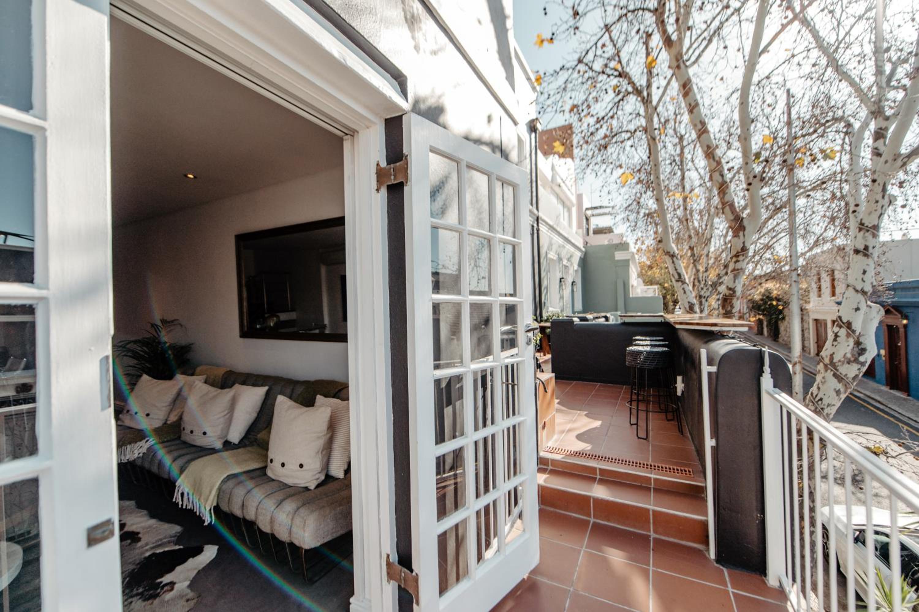 Two-Bedroom Apartment with Juliet balcony and city views (15 Loader Street) - Photo 16