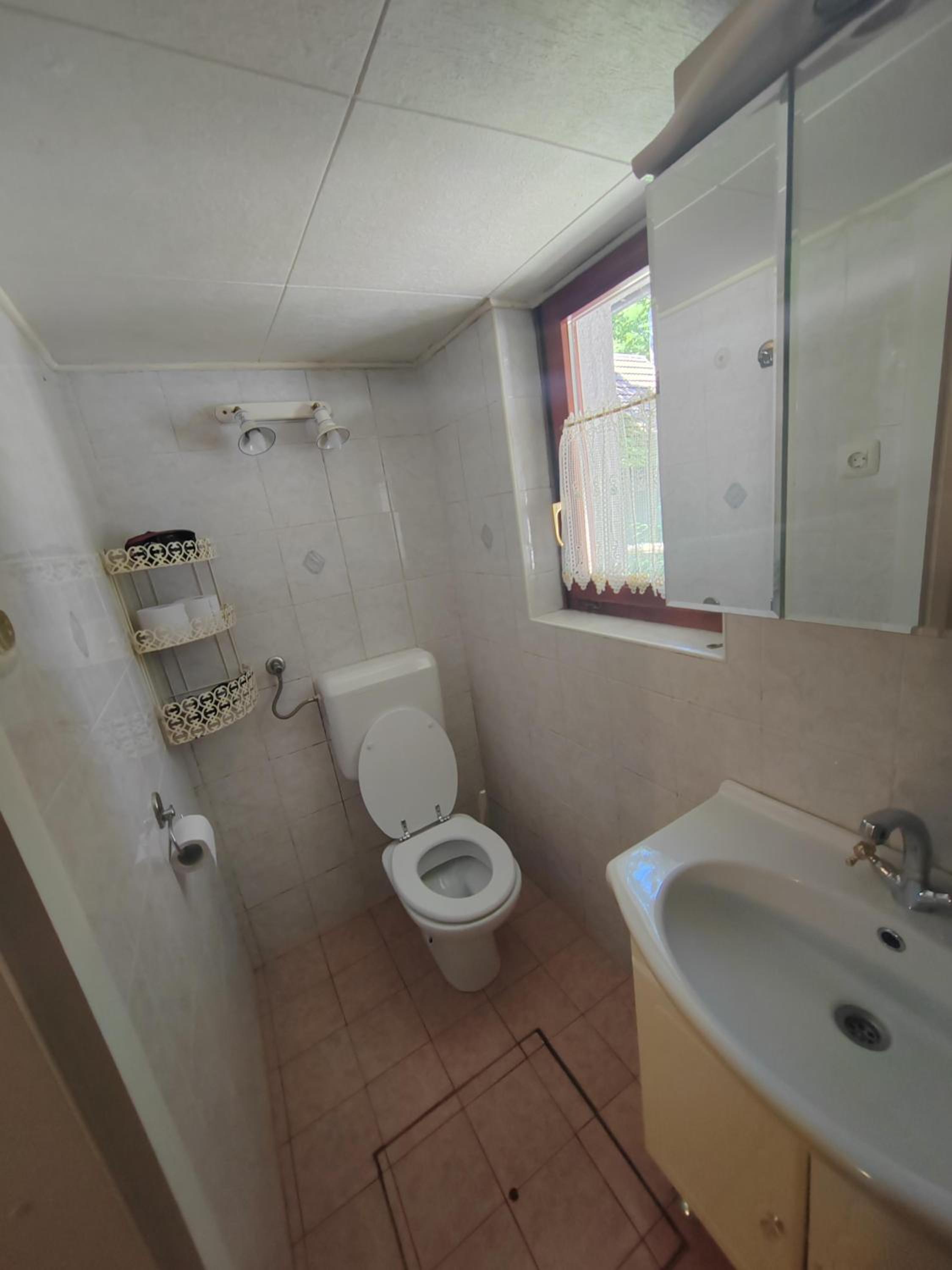 One-Bedroom House - Photo 4