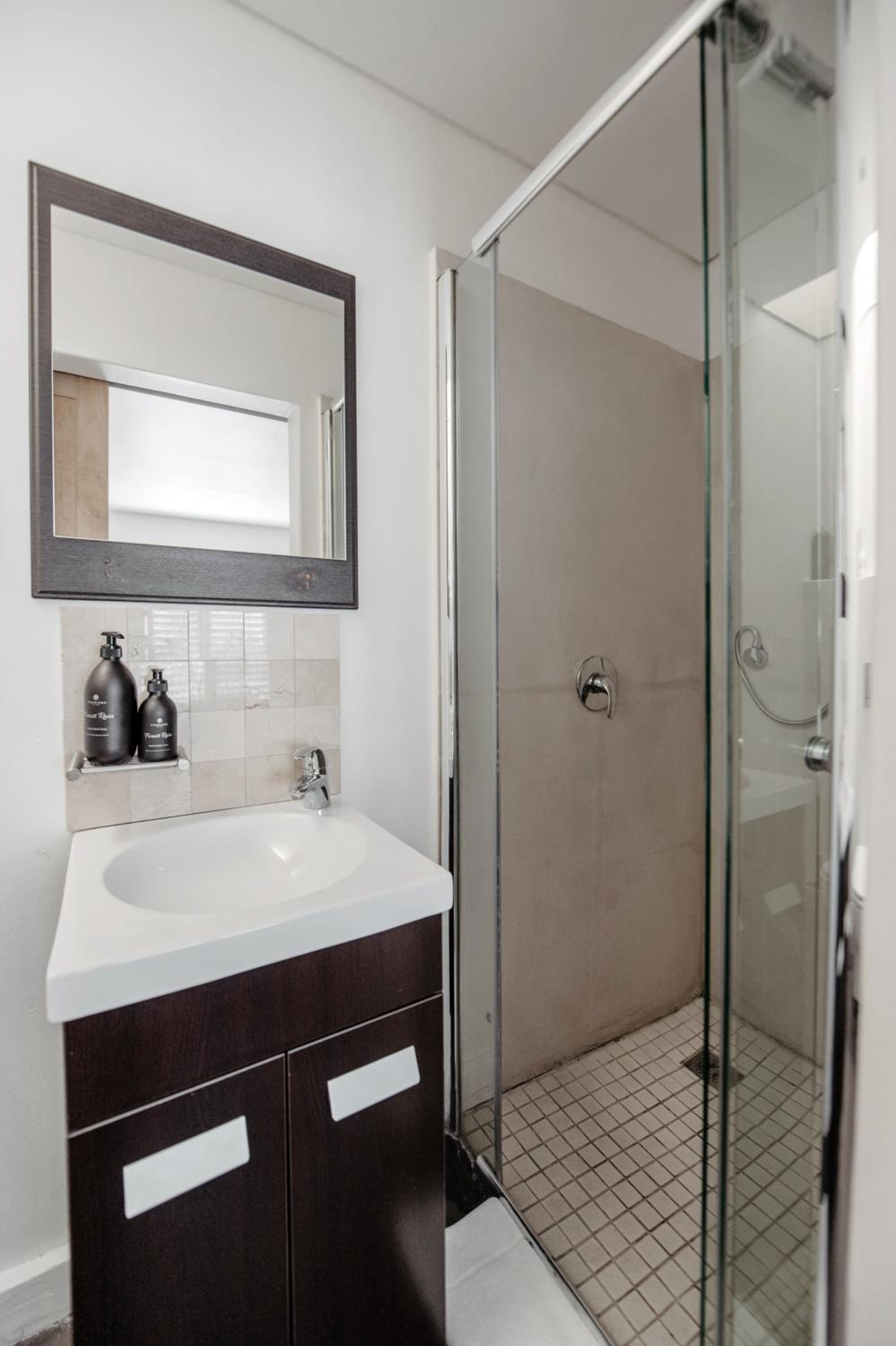 Two-Bedroom Apartment with Juliet balcony and city views (15 Loader Street) - Photo 3
