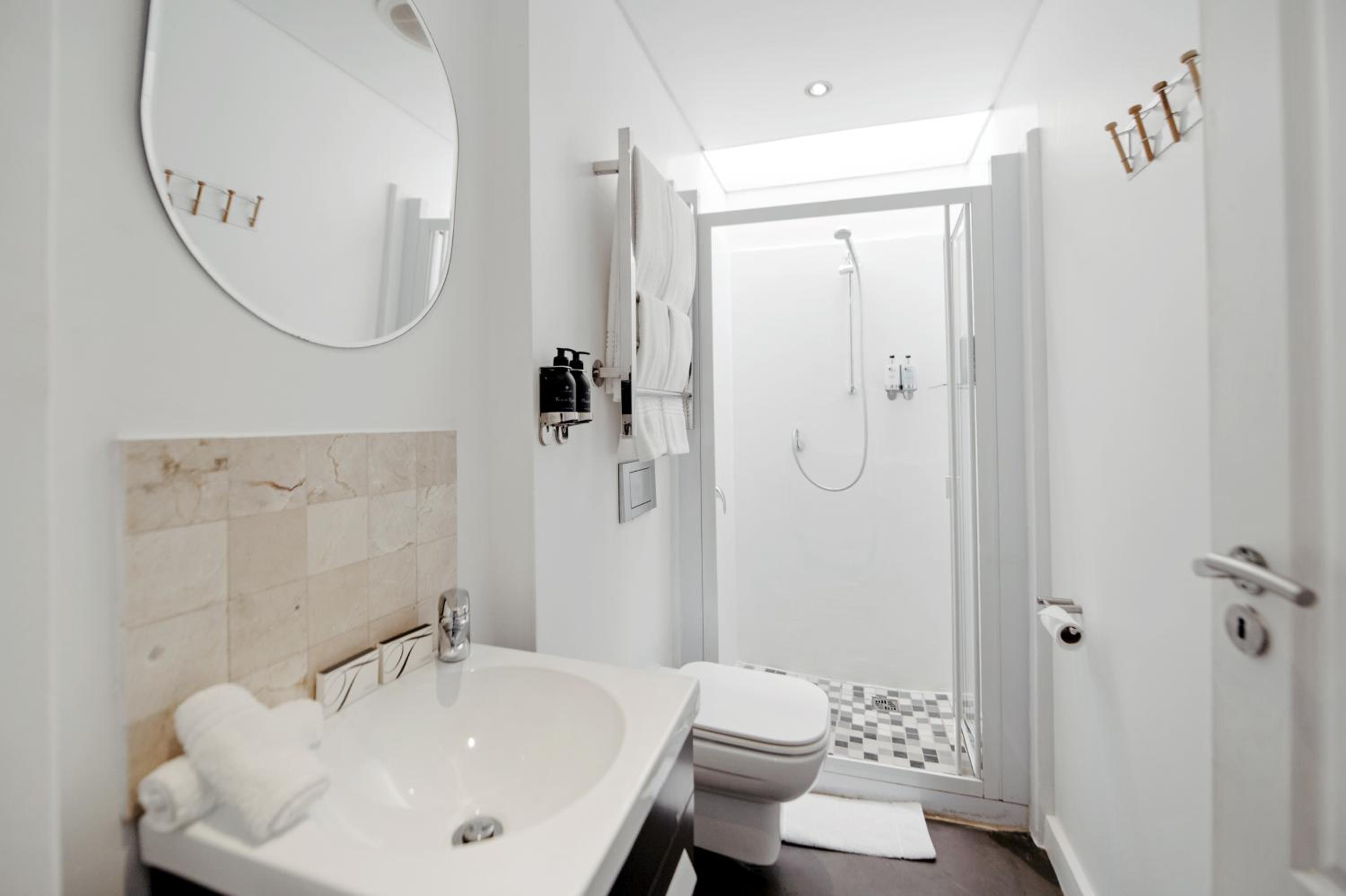 Two-Bedroom Apartment with Juliet balcony and city views (15 Loader Street) - Photo 9