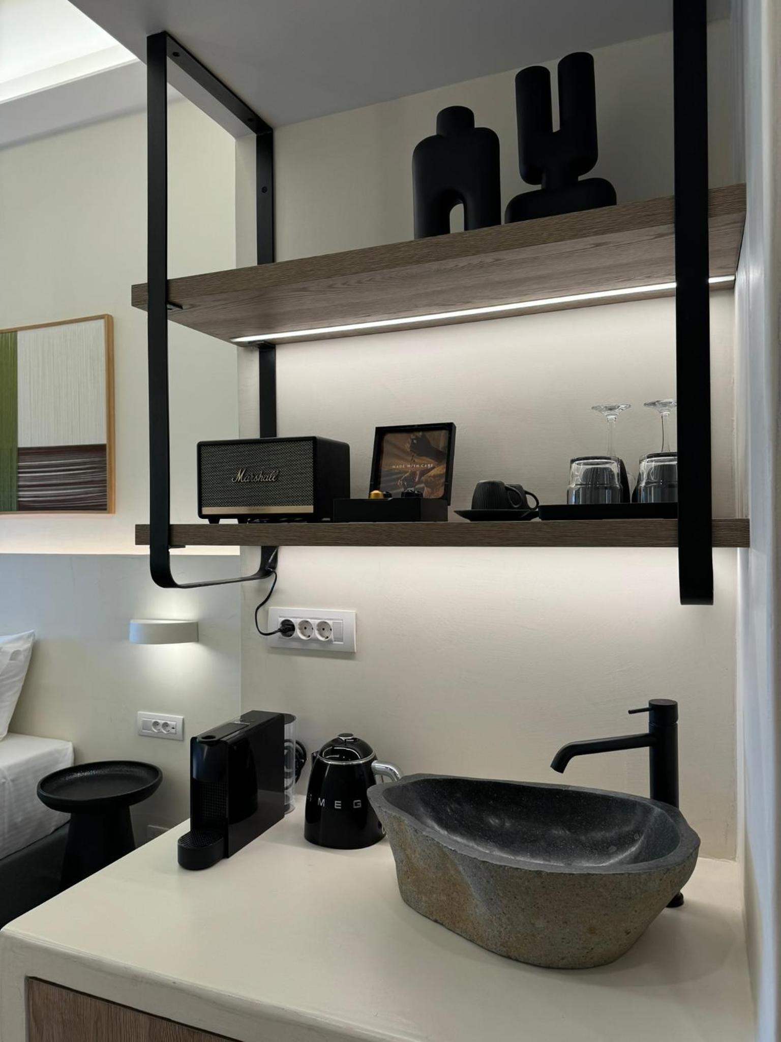 Deluxe Double Room with Balcony and Sea View - Photo 4