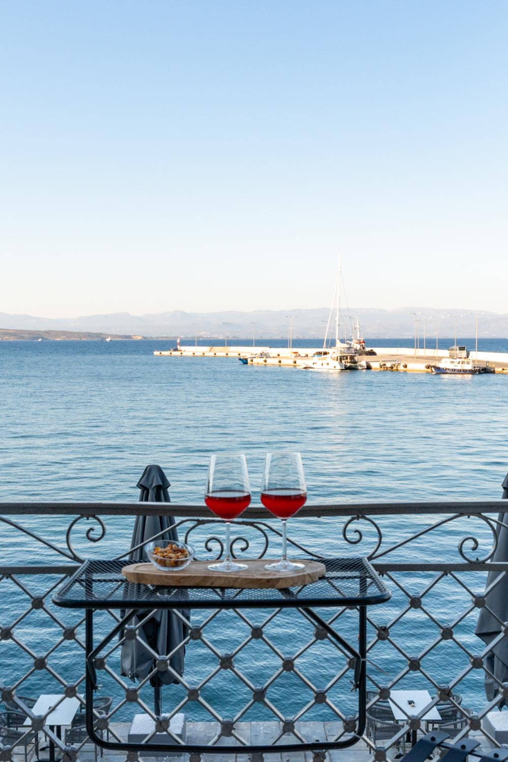 Deluxe Double Room with Balcony and Sea View - Photo 8