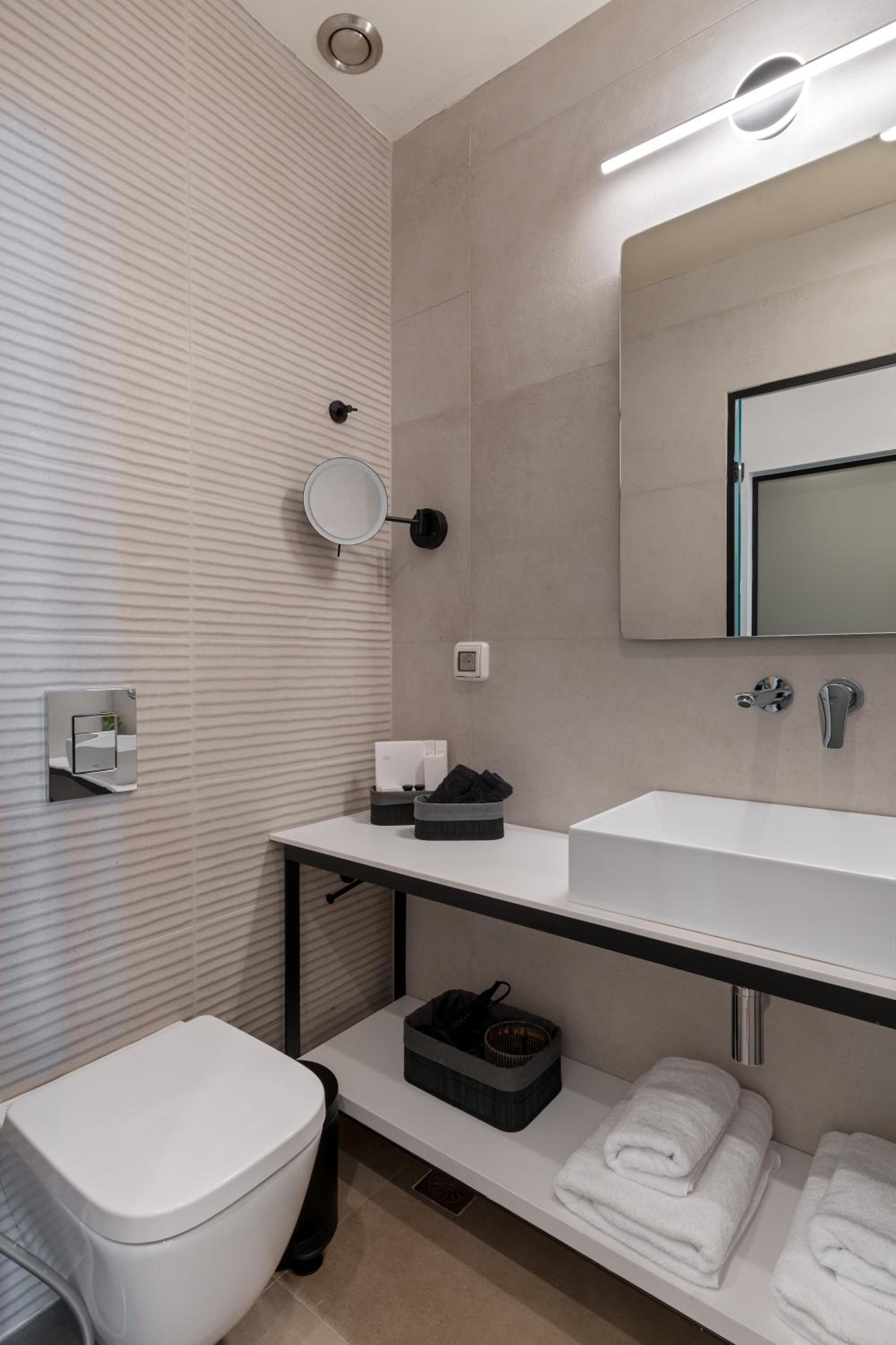 Deluxe Double Room with Balcony and Sea View - Photo 11