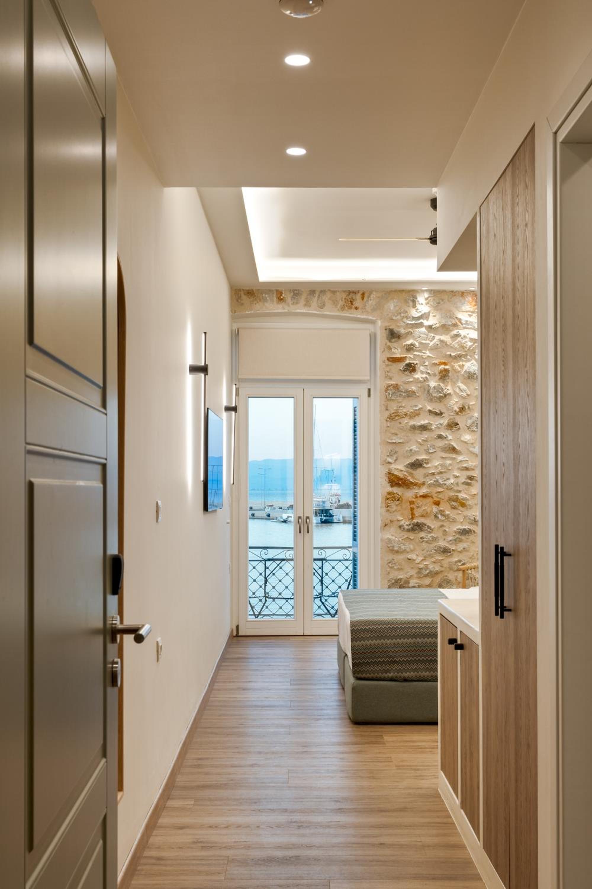 Deluxe Double Room with Balcony and Sea View - Photo 16