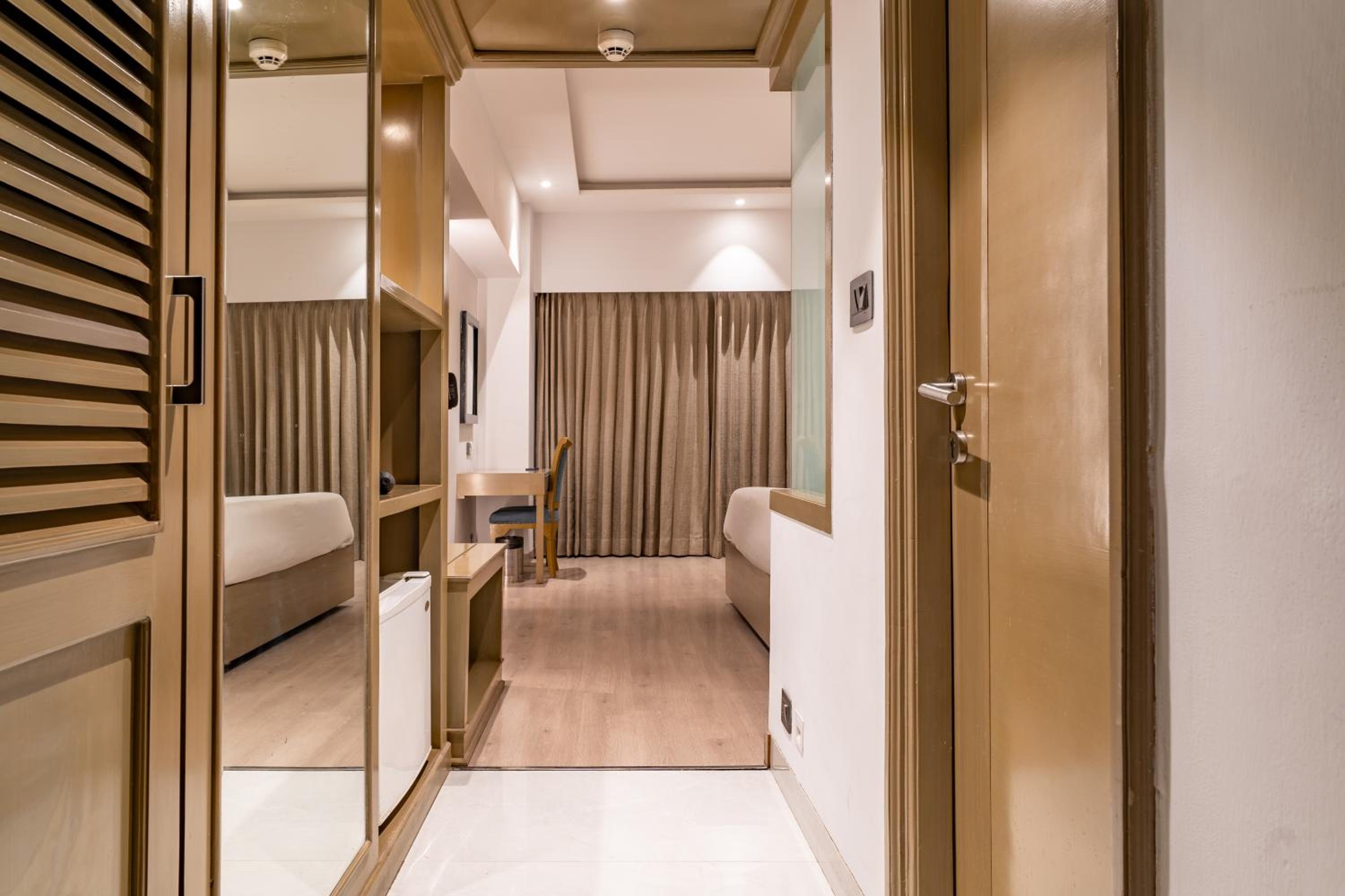 Executive Double Room - Enjoy Happy Hour 1+1 mocktail Timing - 11 am - 7 Pm photo 3