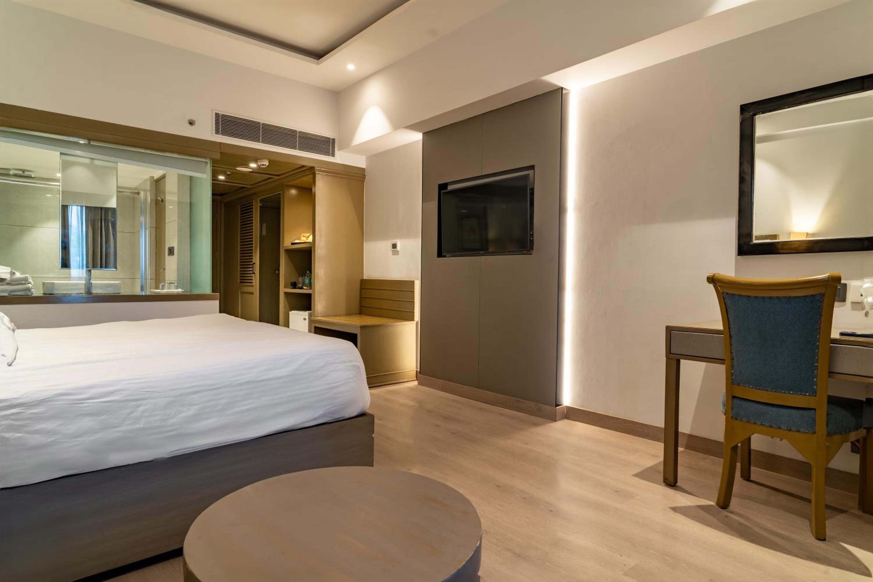 Executive Double Room - Enjoy Happy Hour 1+1 mocktail Timing - 11 am - 7 Pm photo 2