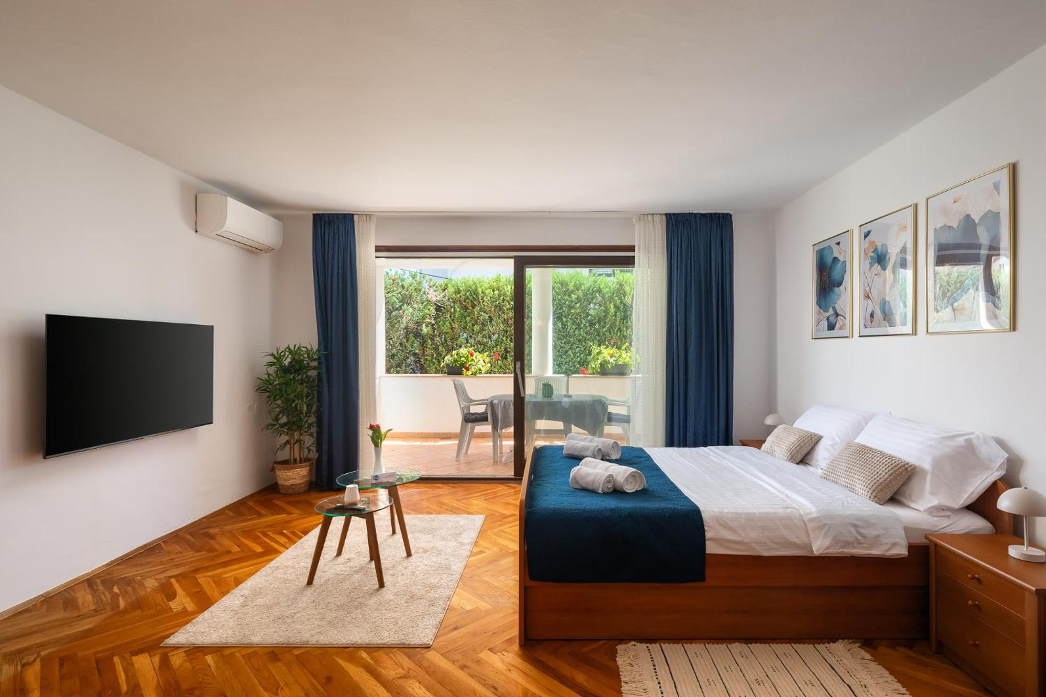 Apartment with Garden View