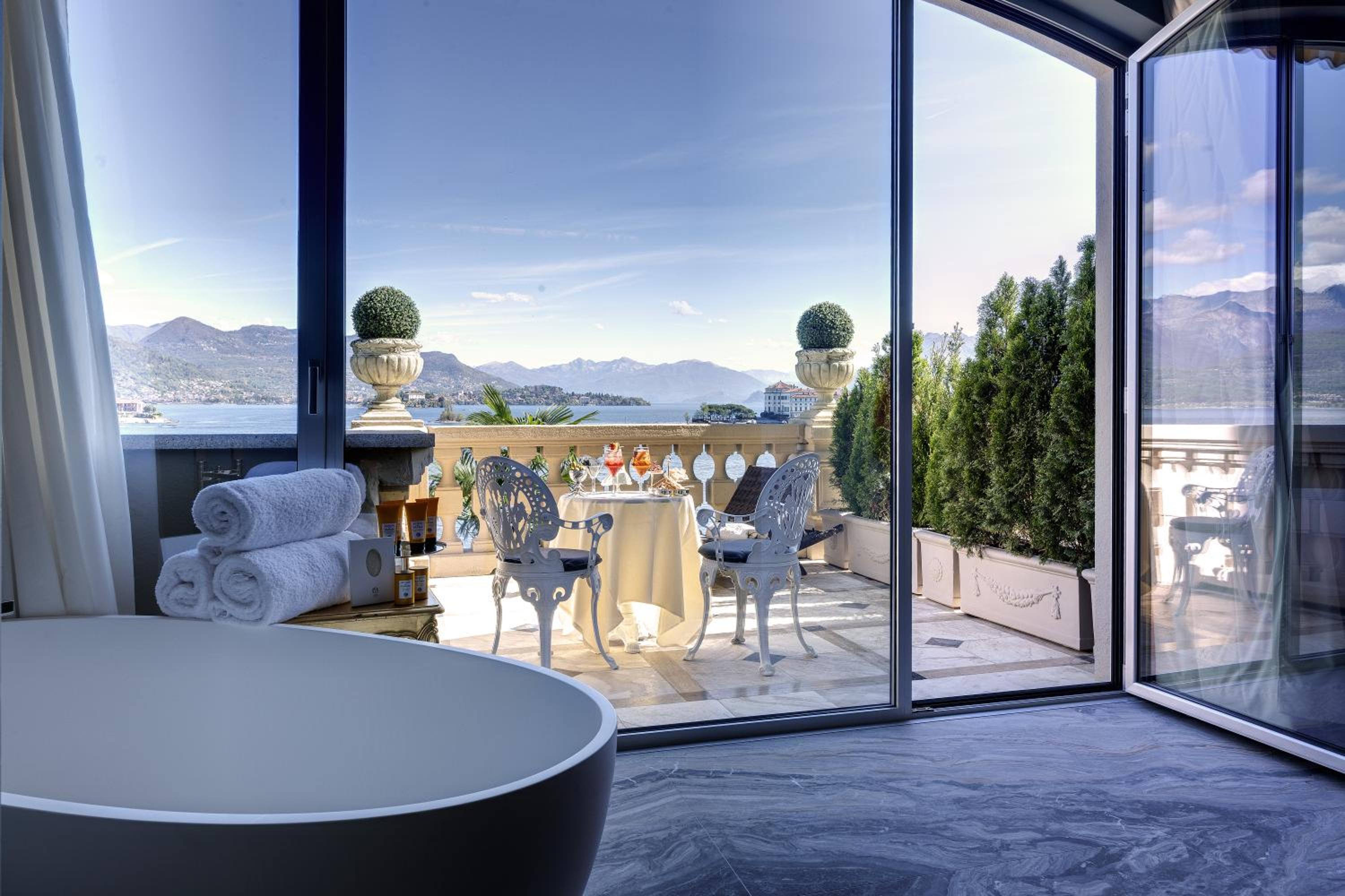 Superior Suite with Lake View - Photo 8