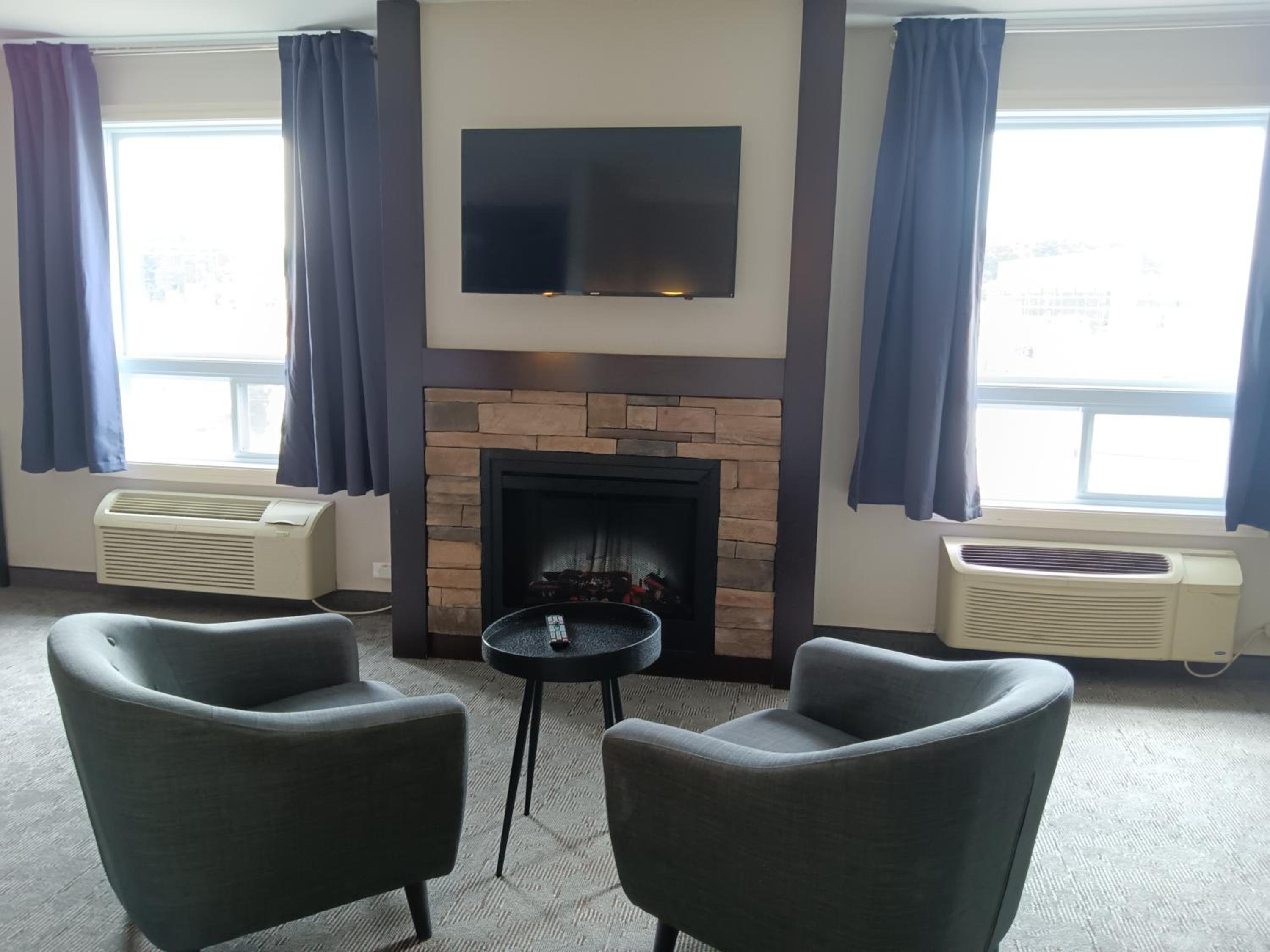 Deluxe King Suite - Non-Smoking - Photo 5